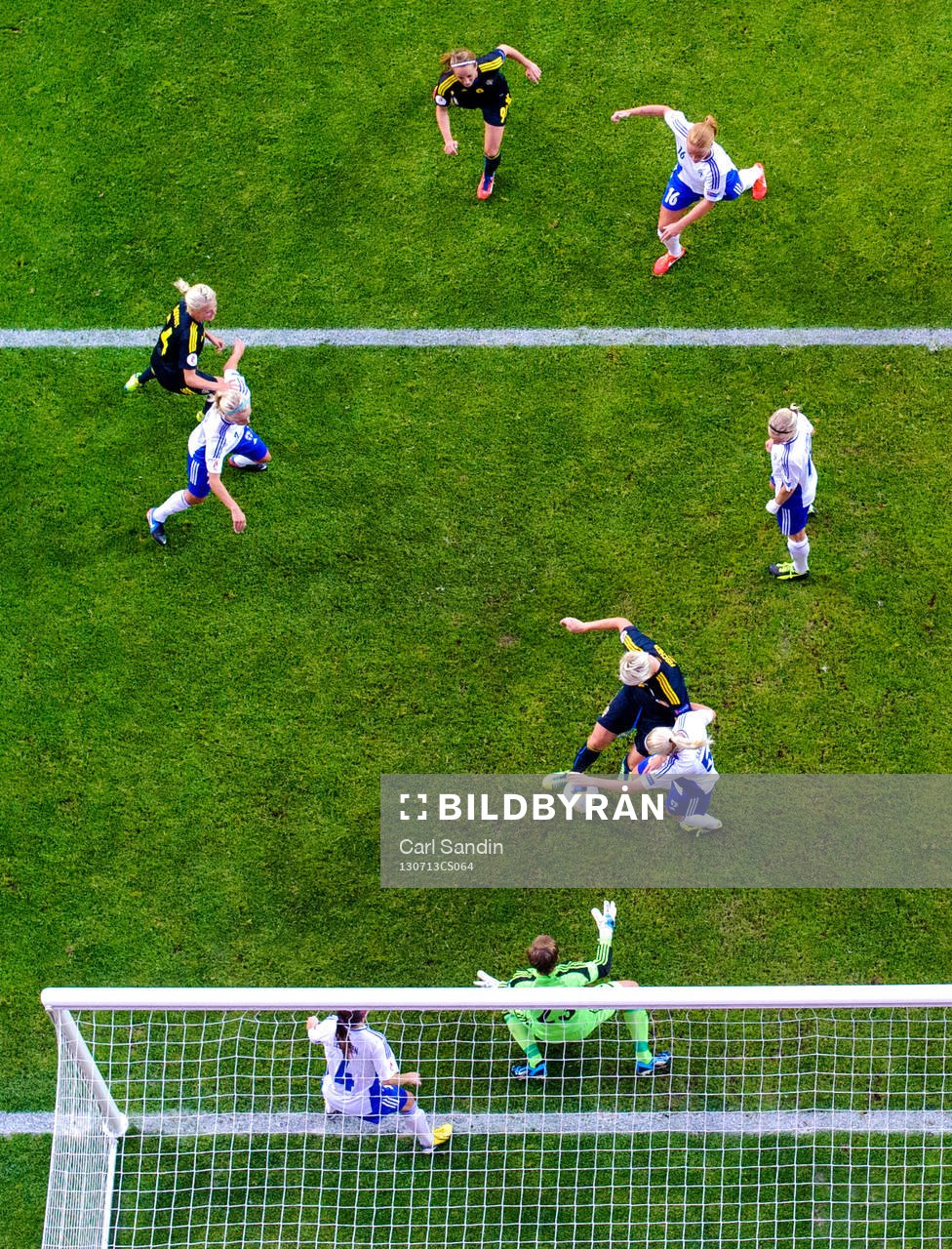 Sveriges Nilla Fischer slår in bollen till 0-2 i matchen