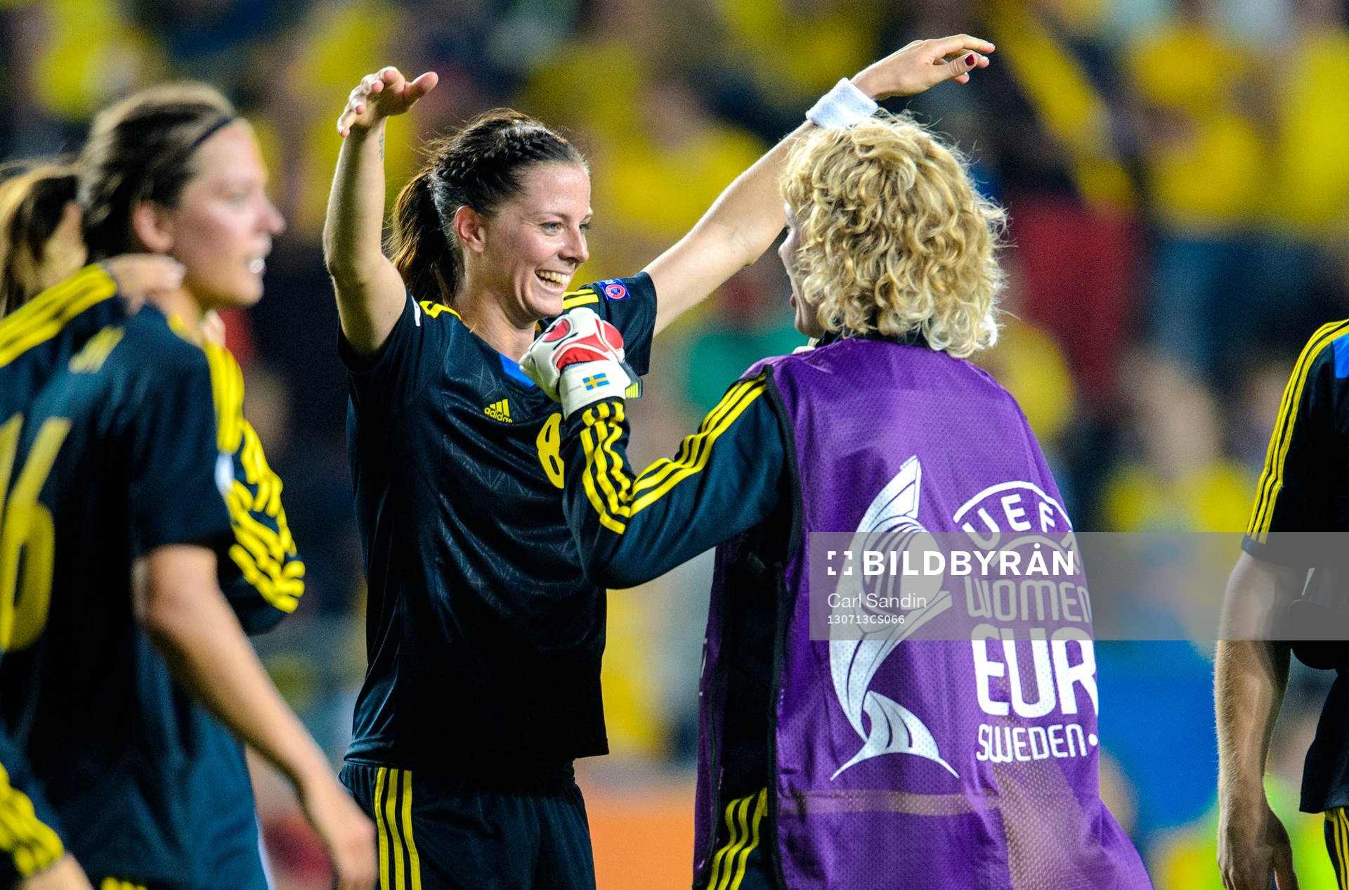 Sveriges Lotta Schelin kramar om målvakt Hedvig Lindahl