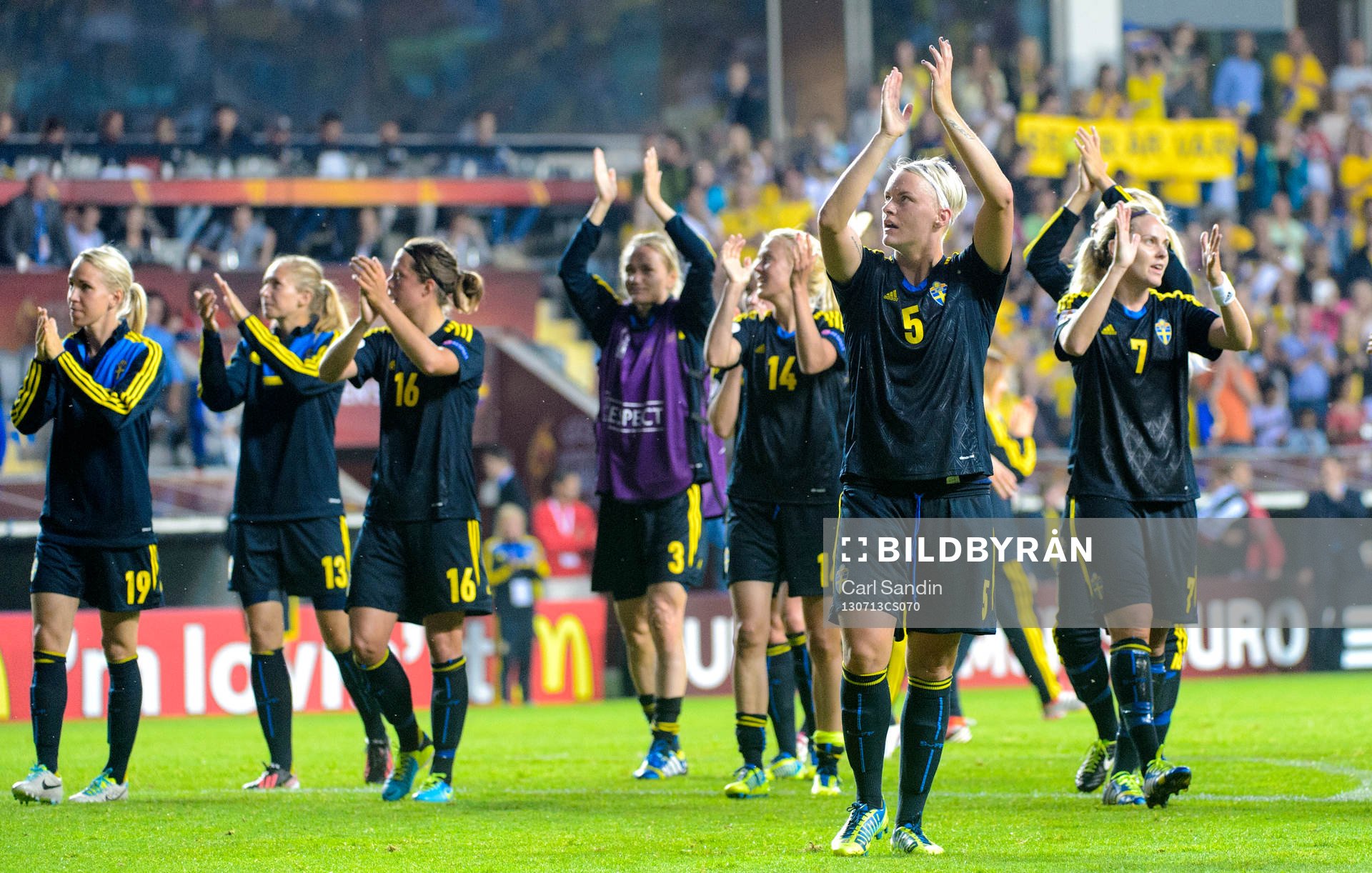 Sveriges Nilla Fischer och resten av det svenska laget tackar publiken efter matchen mellan Finland och Sverige under dam-EM i fotboll 13 juli 2013 i Göteborg.