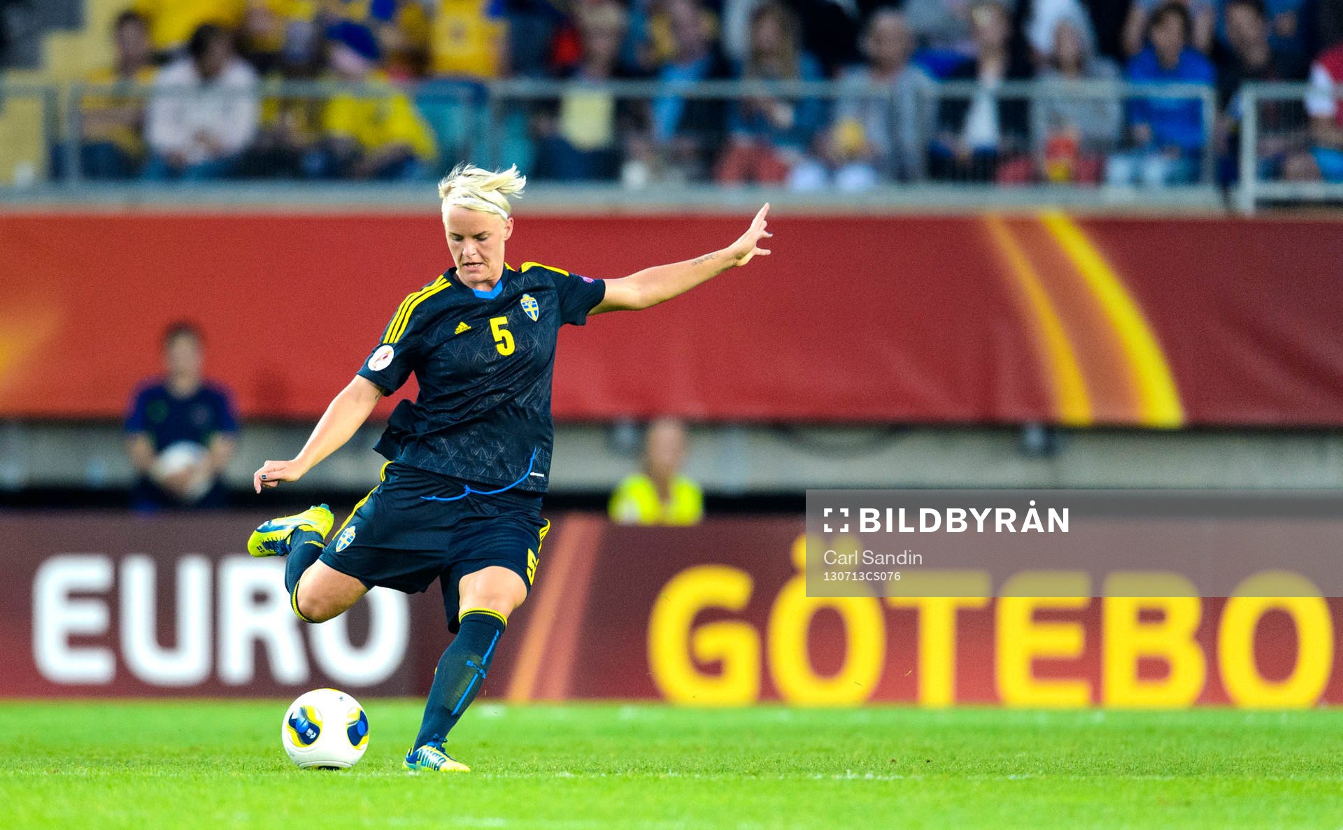 Sveriges Nilla Fischer laddar för skott i matchen mellan