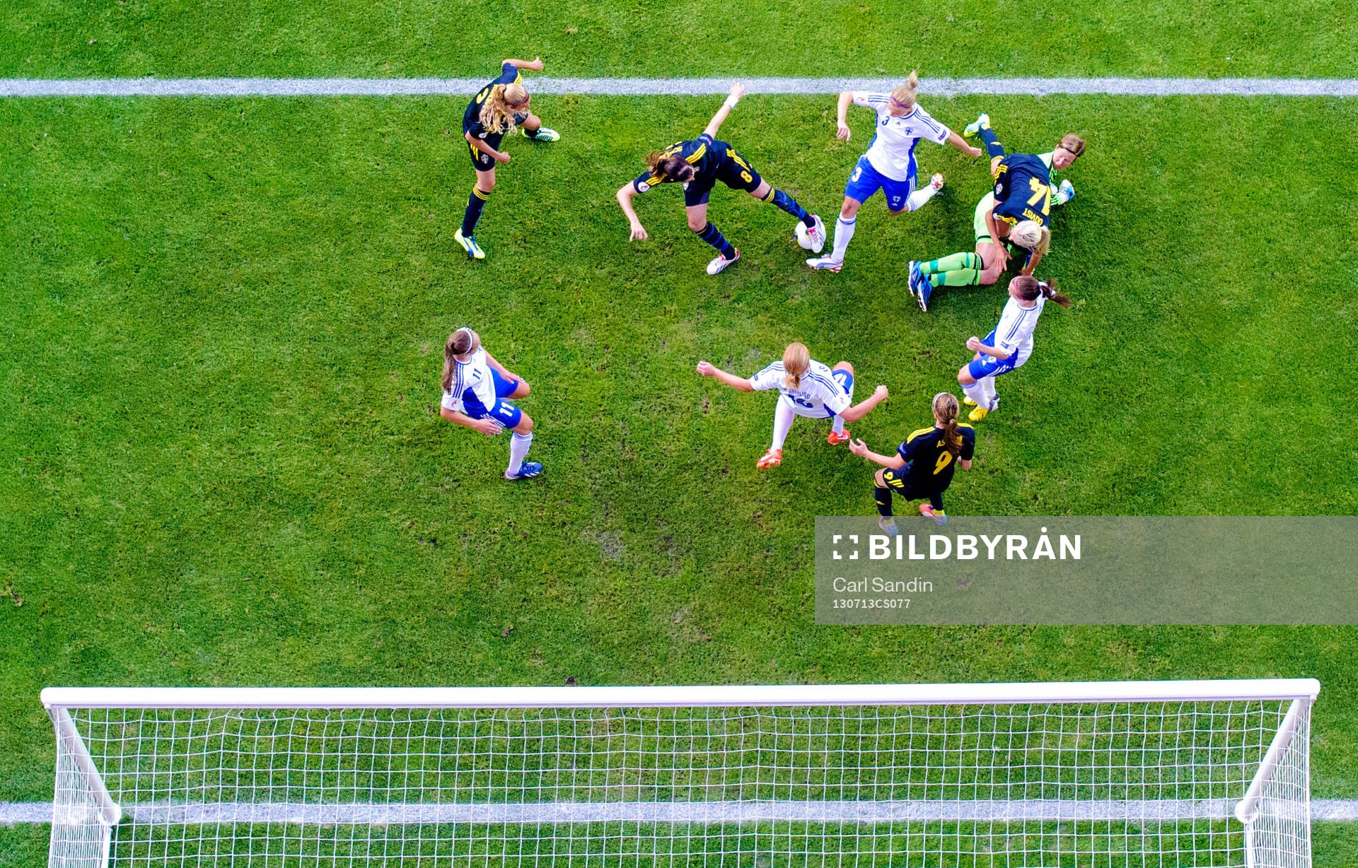 Grötig situation framför Finlands mål i matchen mellan