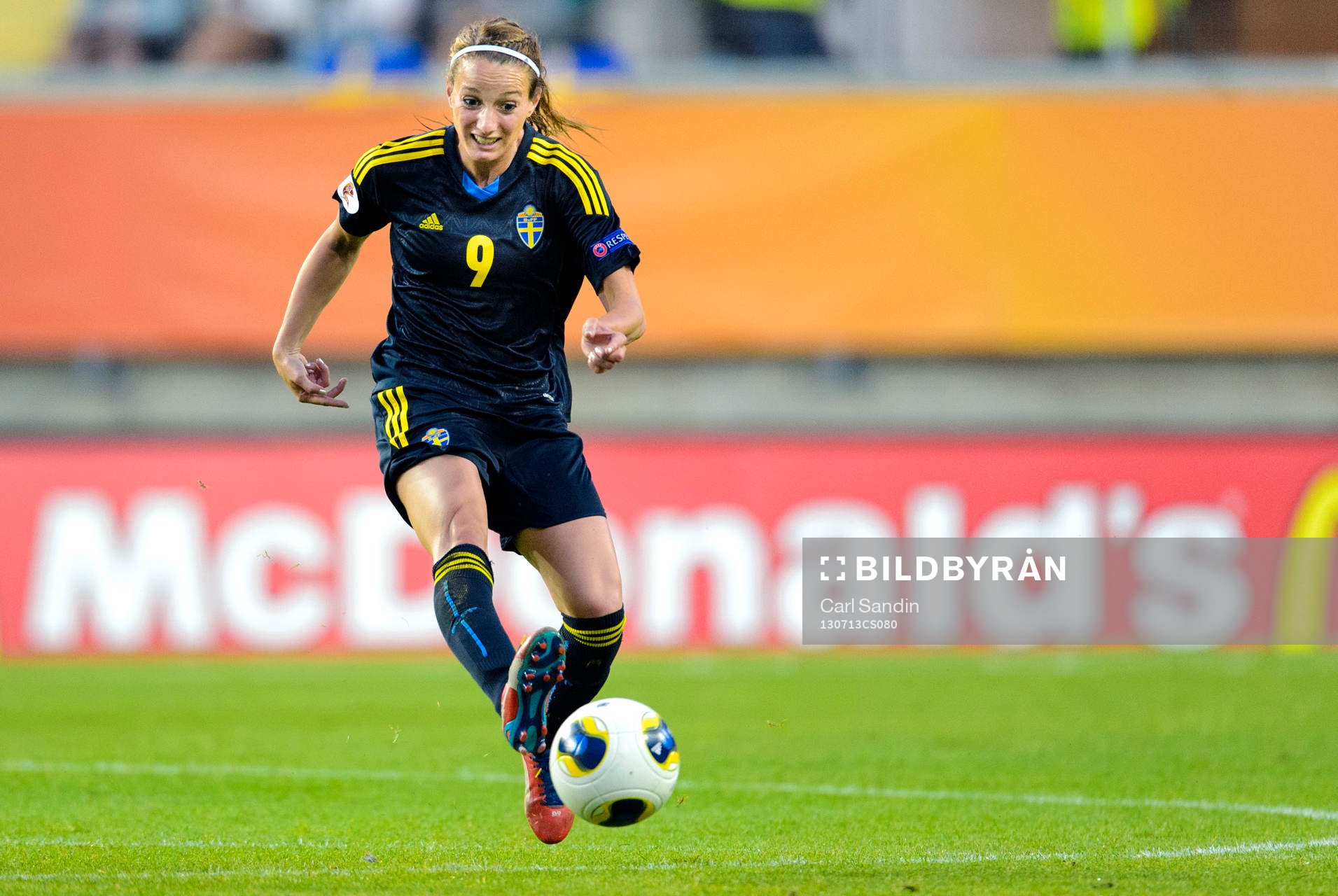 Sveriges Kosovare Asllani skjuter bollen i matchen mellan