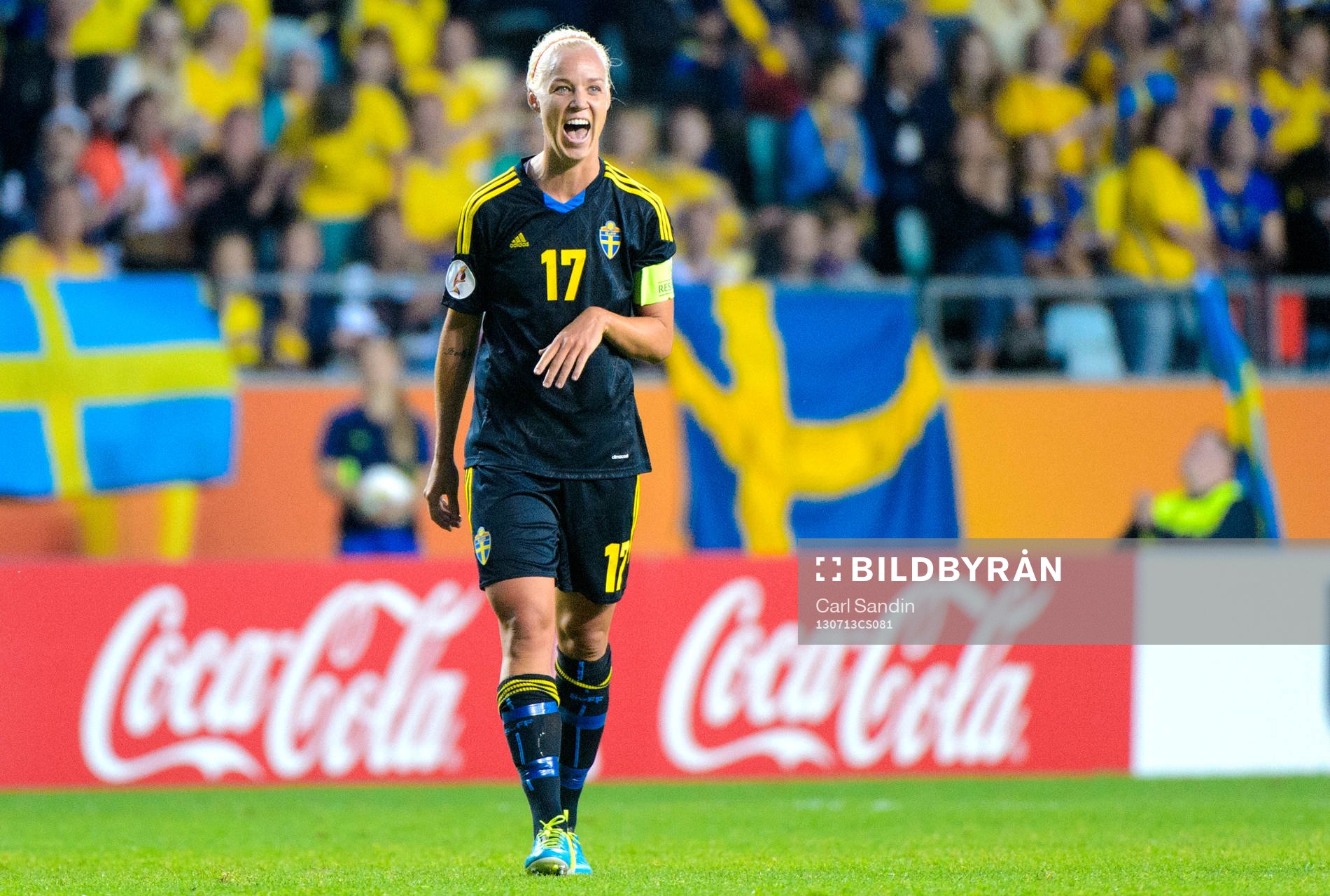 Sveriges Caroline Seger jublar i matchen mellan Finland och
