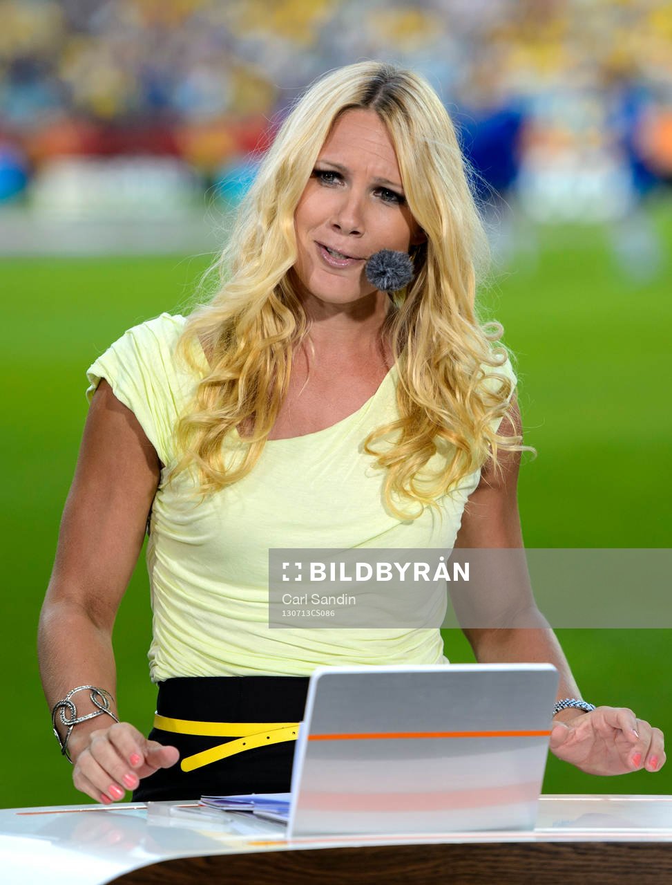Anna Brolin pratar i TV4-studion innan matchen mellan