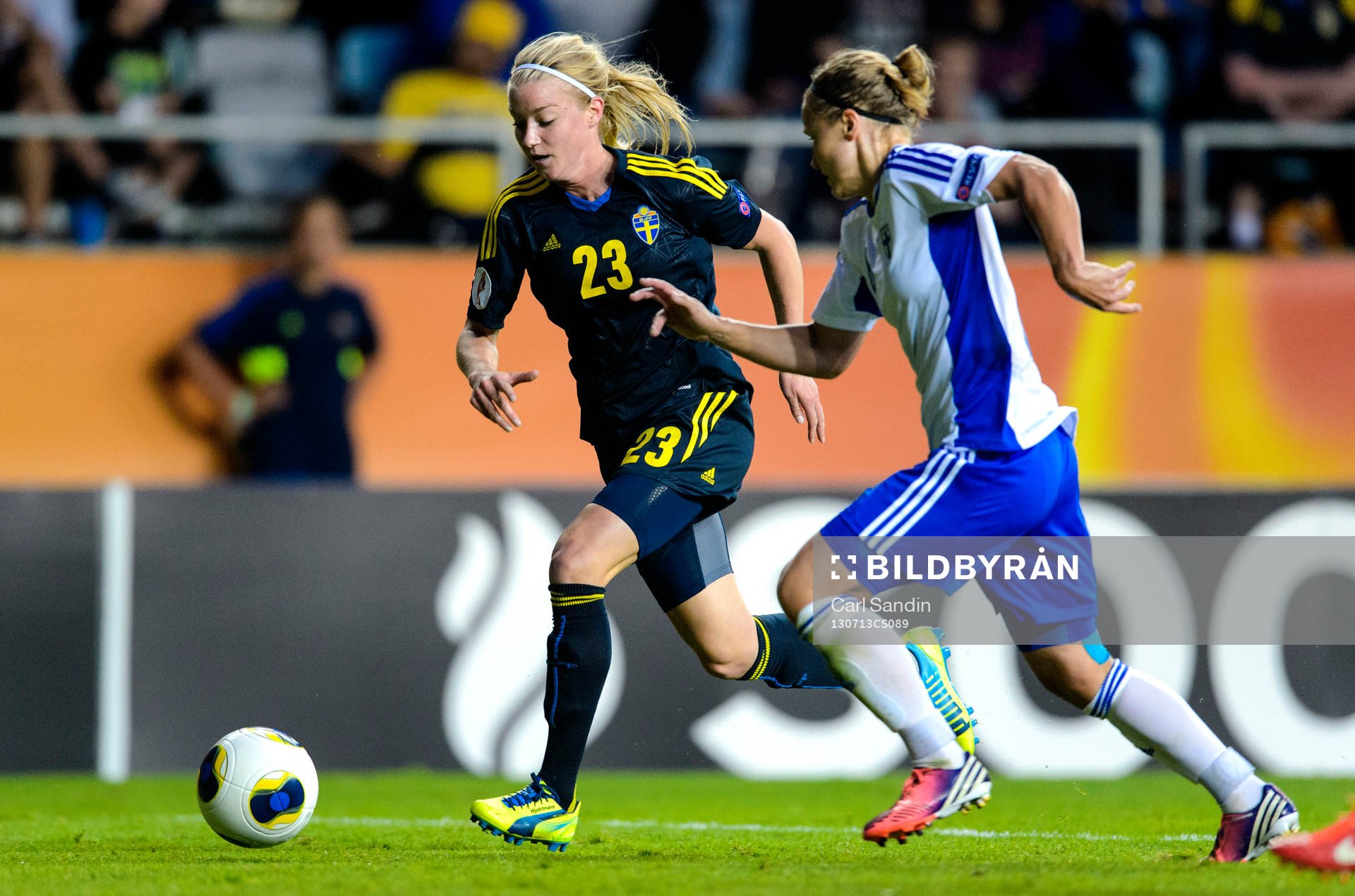 Sveriges Jenny Hjohlman jagas av en Finländsk spelare i