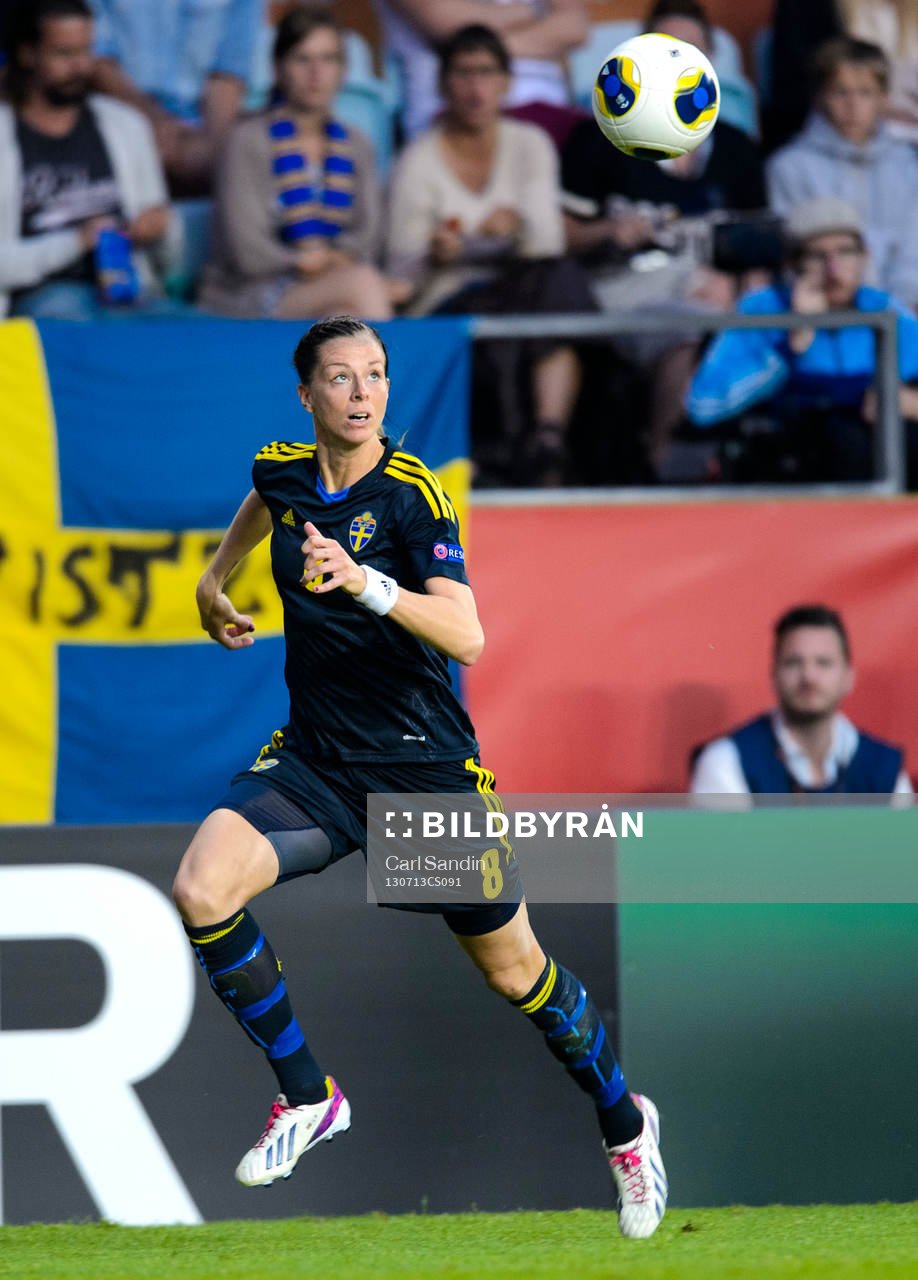 Sveriges Lotta Schelin följer bollen med blicken i matchen