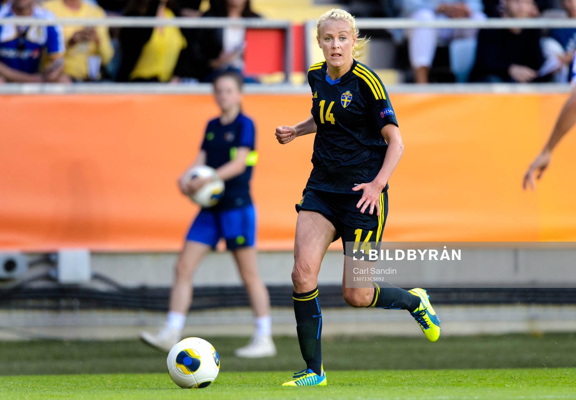 Sveriges Josefine Öqvist med bollen i matchen mellan