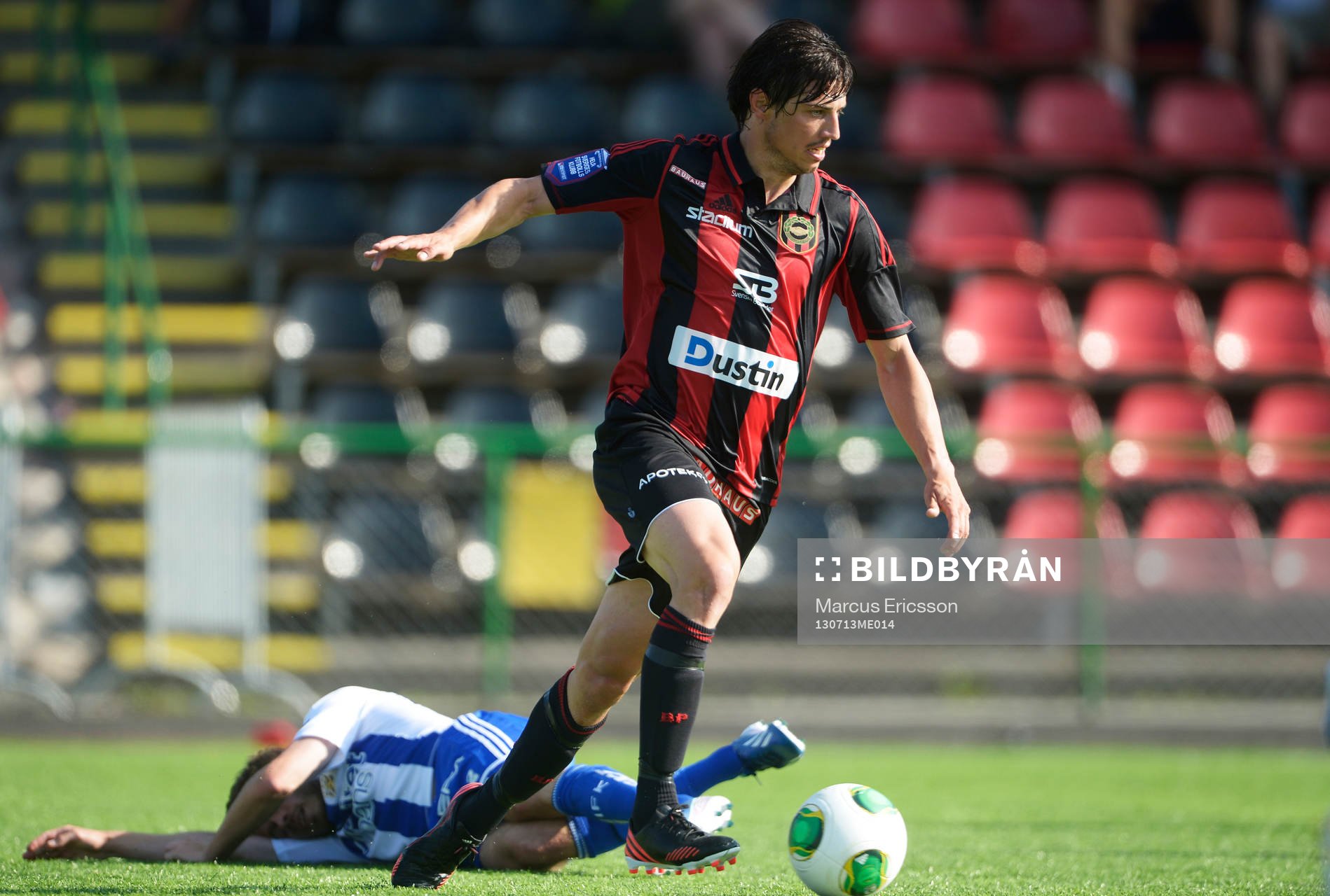 Brommapojkarnas Gabriel Petrovic lämnar IFK Göteborgs Emil Salomonsson bakom sig i den allsvenska matchen mellan Brommapojkarna och Göteborg den 13 juli 2013 i Stockholm.