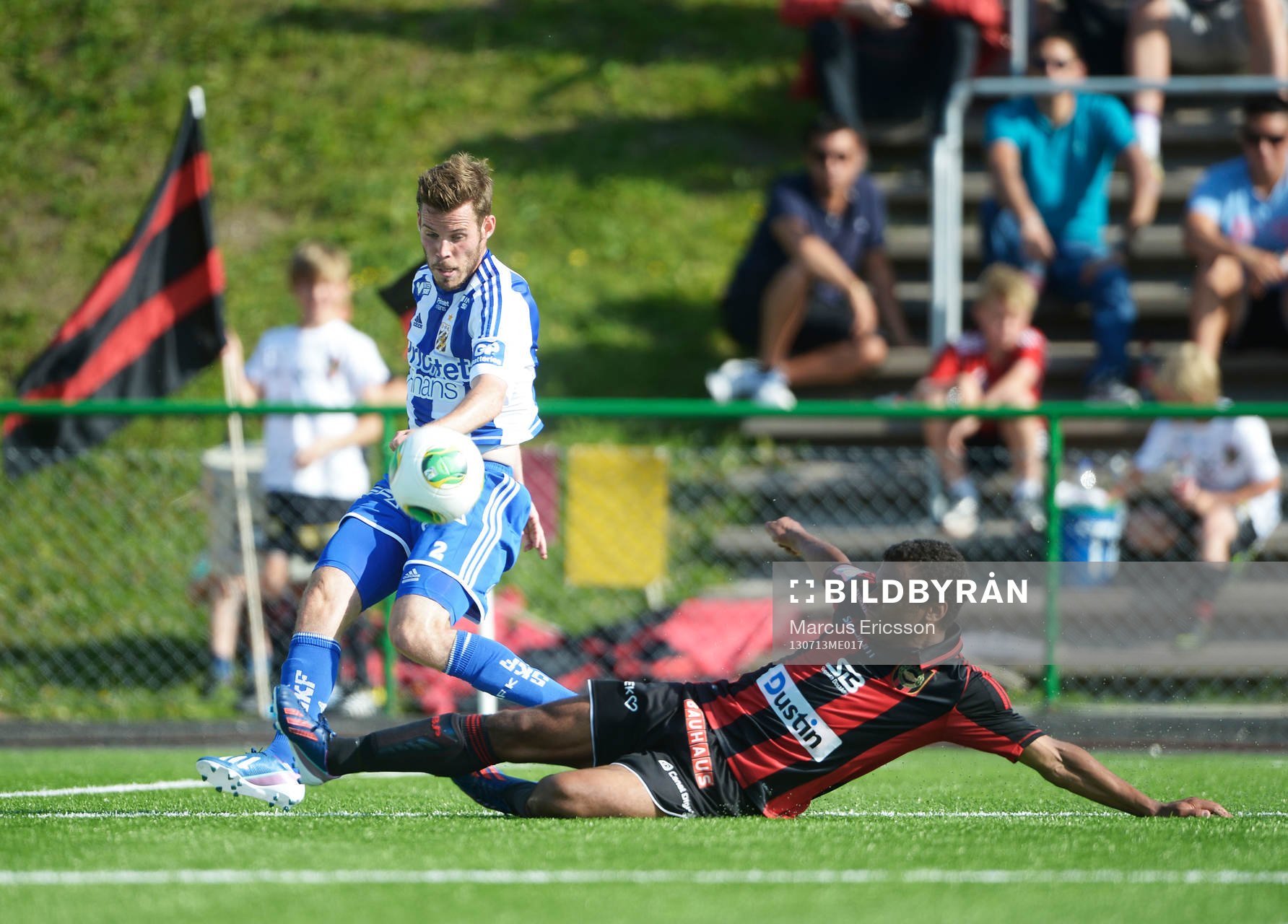 Brommapojkarnas Serge-Junior Martinsson Ngouali kastar sig framför IFK Göteborgs Emil Salomonsson i den allsvenska matchen mellan Brommapojkarna och Göteborg den 13 juli 2013 i Stockholm.