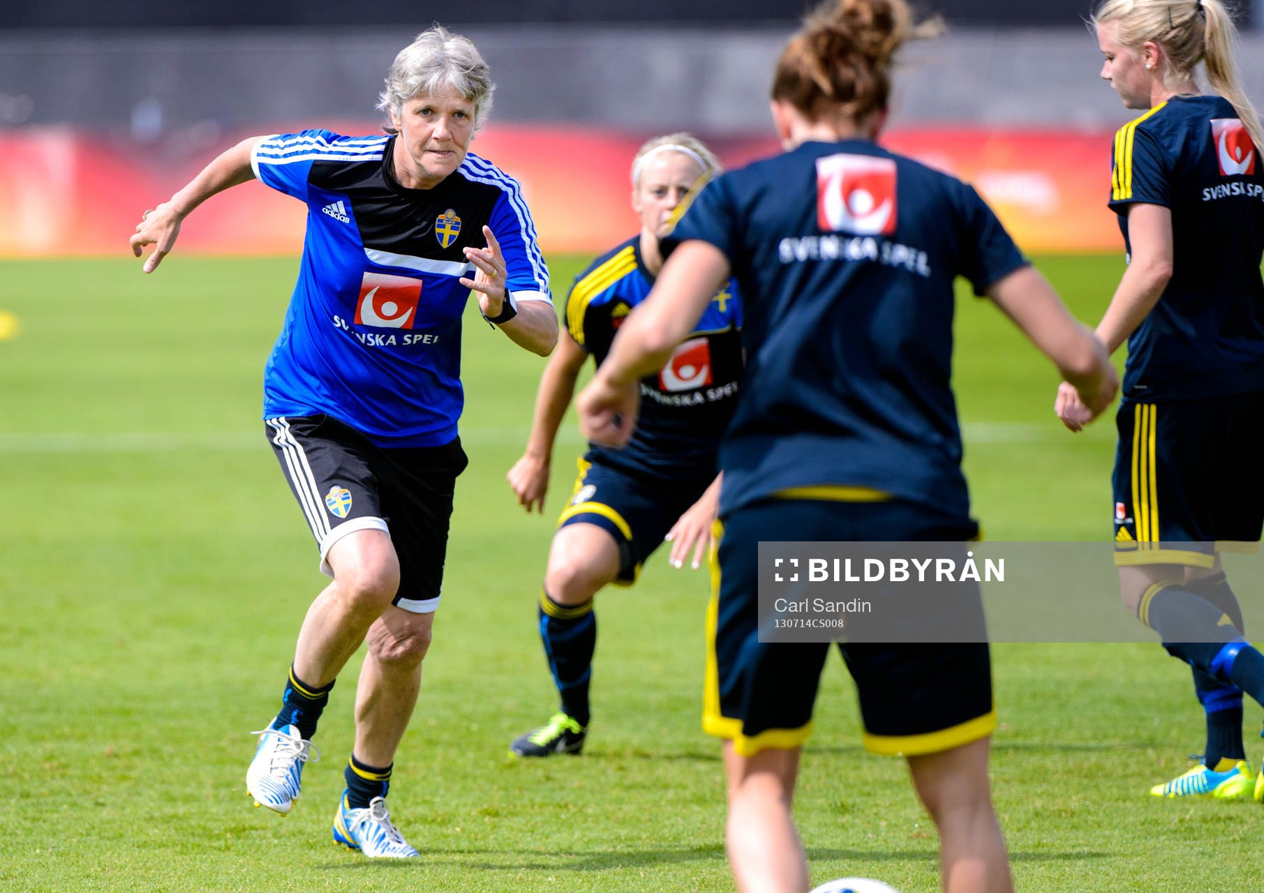 Sveriges förbundskapten Pia Sundhage deltar i spelövningen