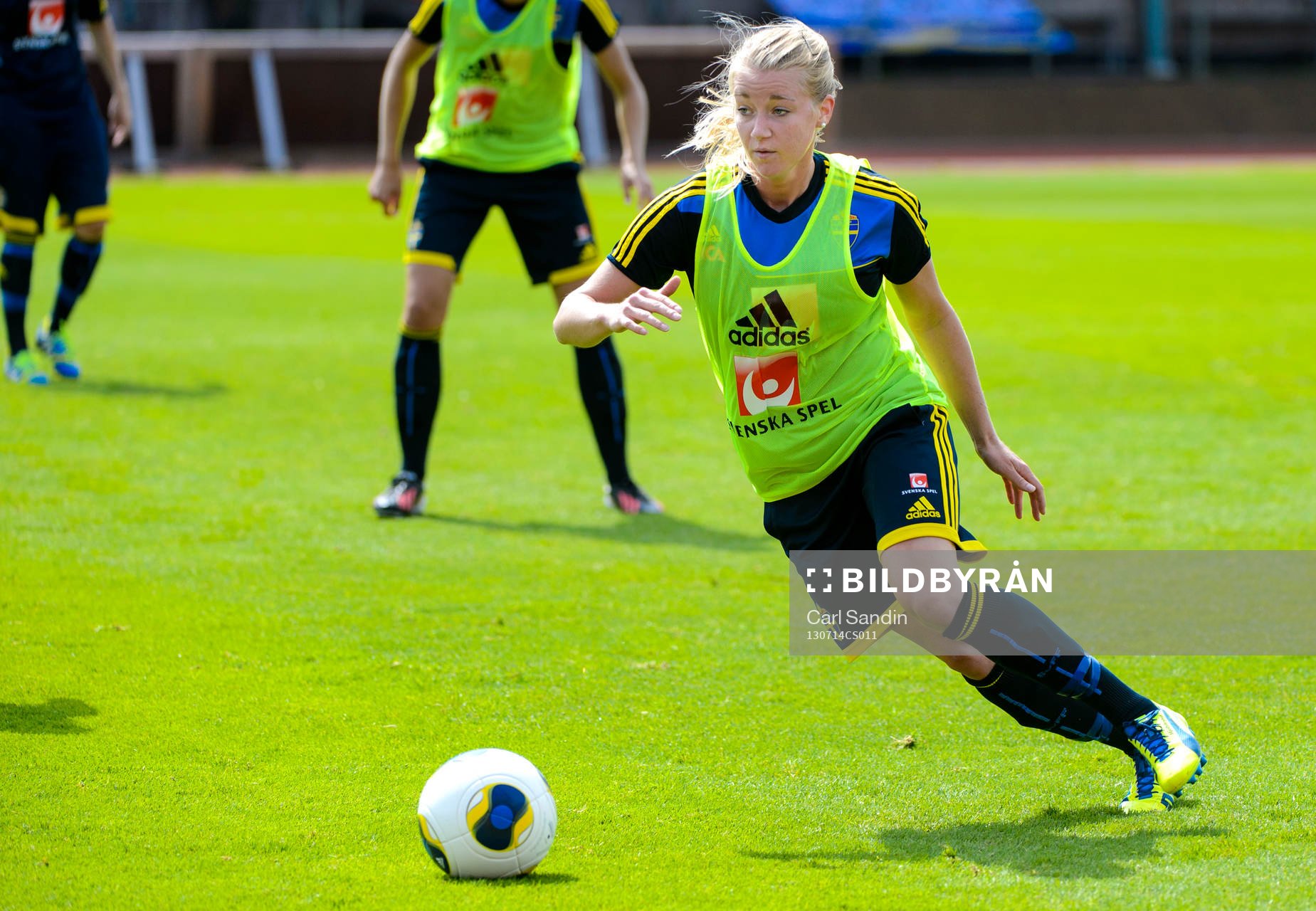 Sveriges Jenny Hjohlman med bollen