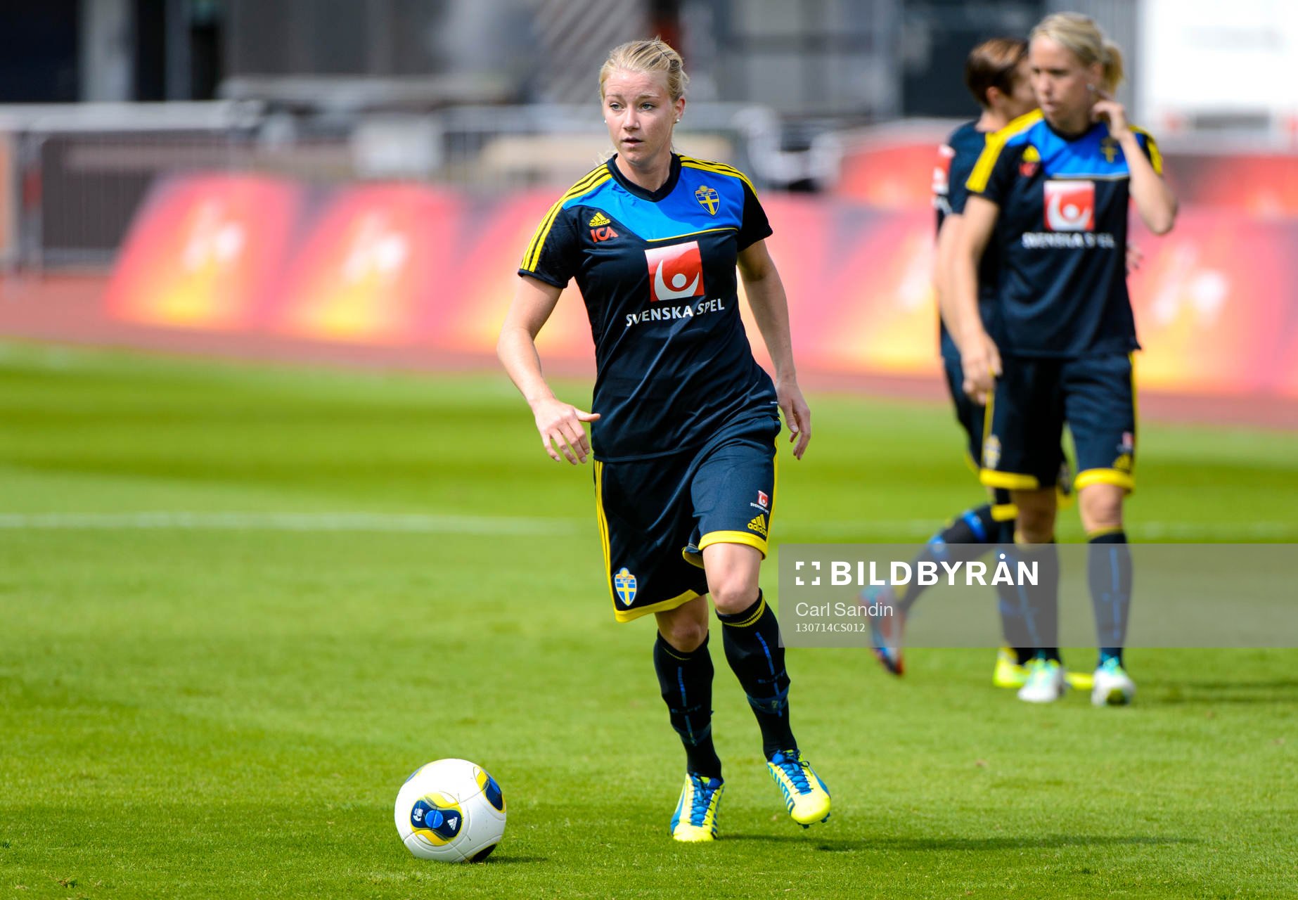Sveriges Jenny Hjohlman med bollen