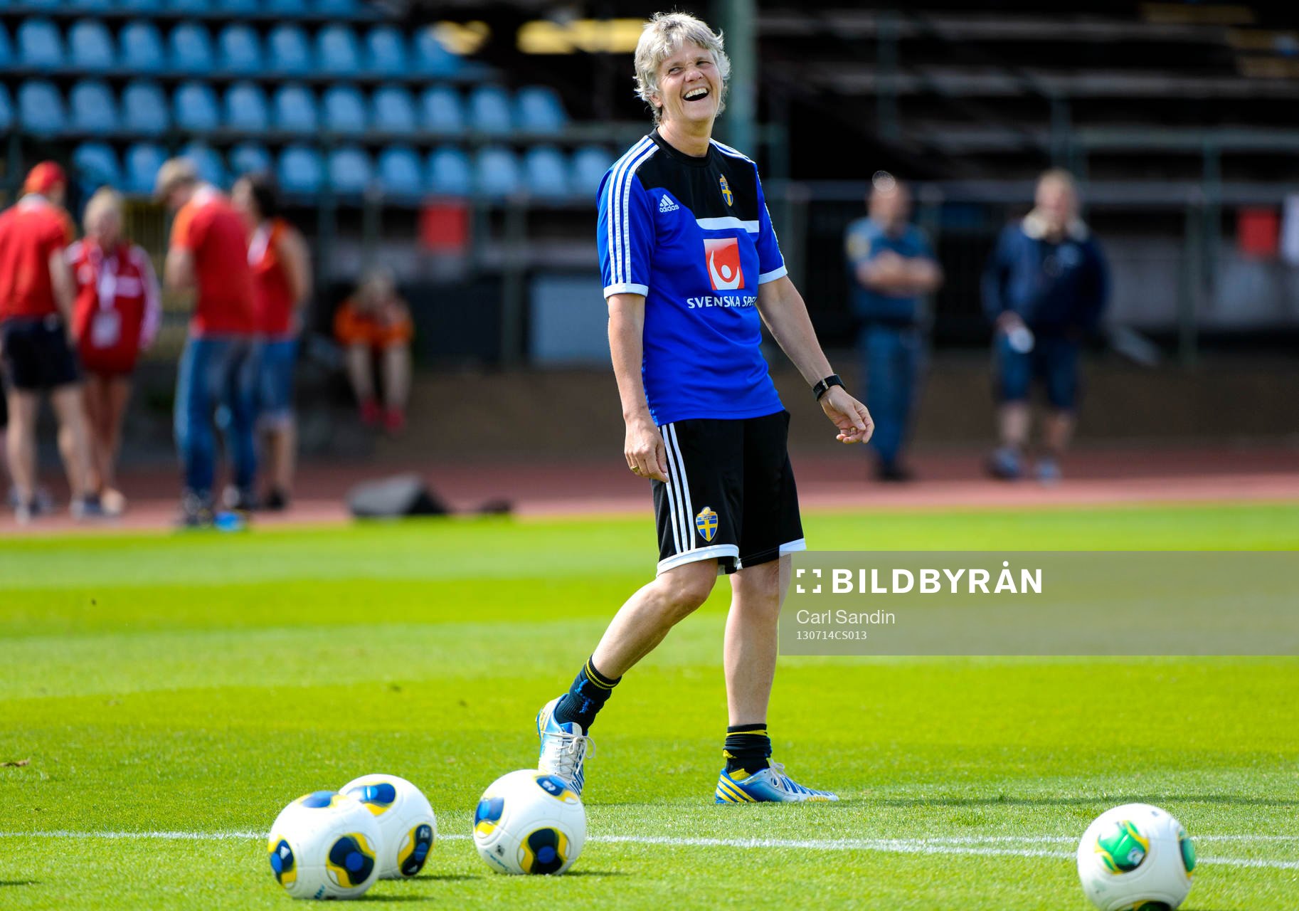 Sveriges förbundskapten Pia Sundhage ser glad ut