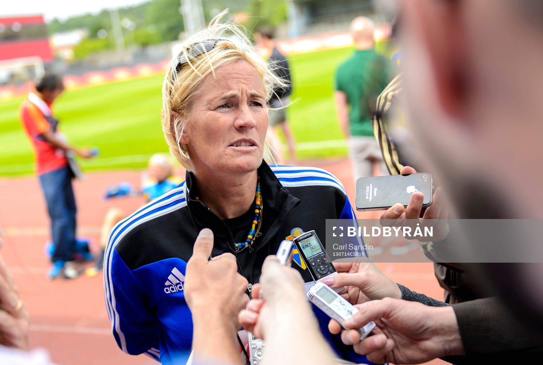 Sveriges assisterande förbundskapten Lilie Persson svarar på frågor efter träningen 14 juli 2013 i Göteborg.