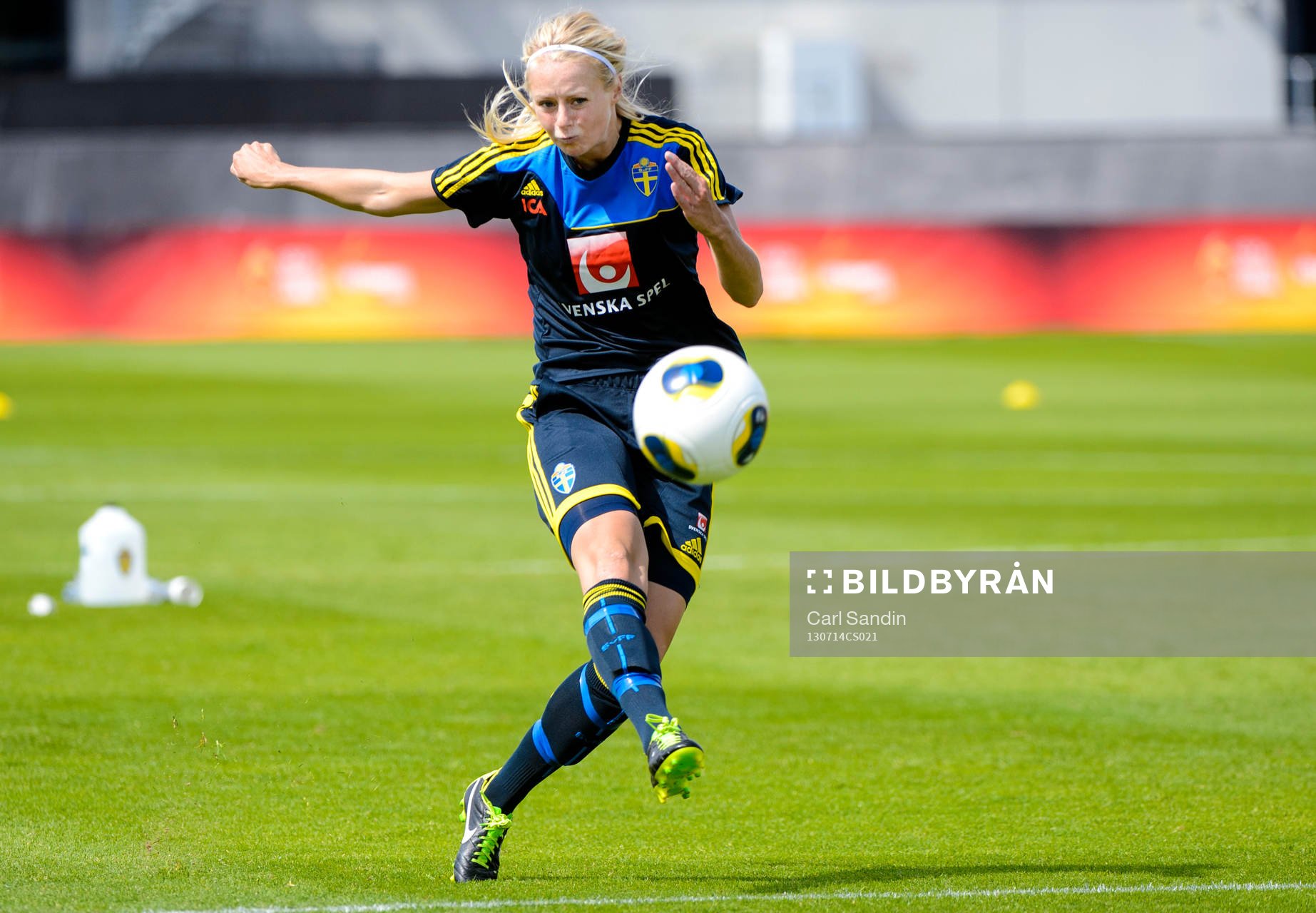 Sveriges Amanda Ilestedt skjuter bollen