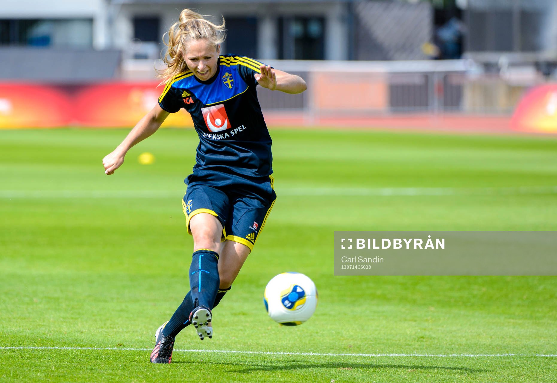 Sveriges Emmelie Konradsson skjuter bollen