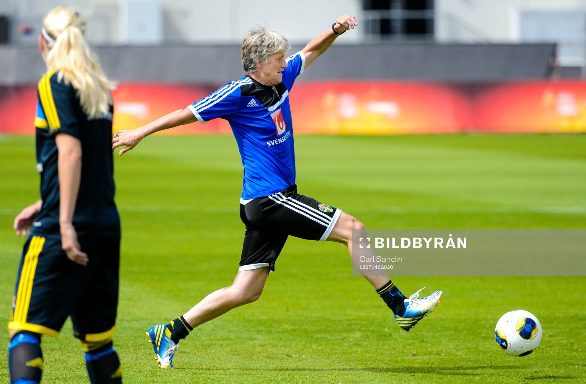 Sveriges förbundskapten Pia Sundhage sträcker sig