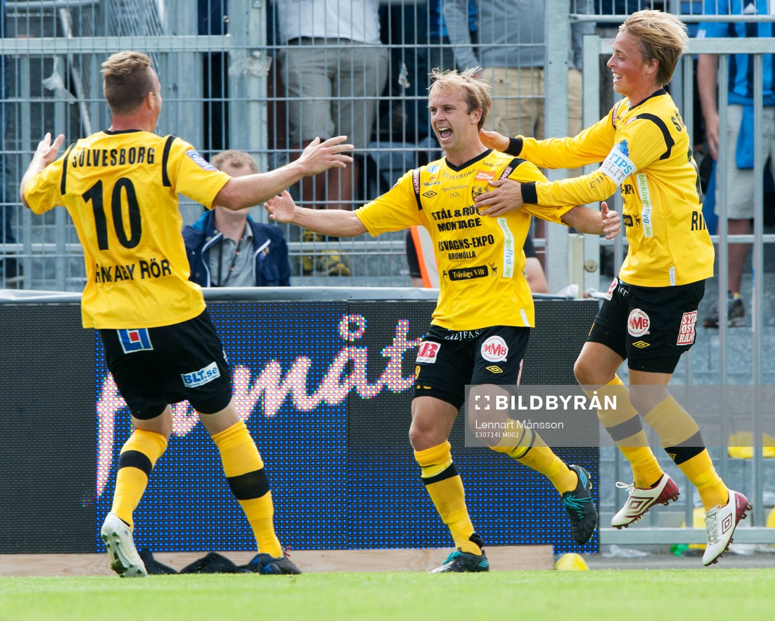 2-0 Craig Henderson, Mjällby, som grattas av Marcus
