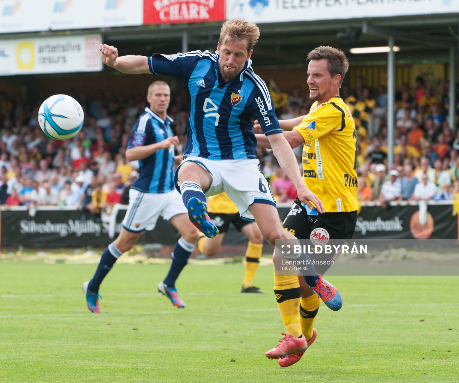 Peter Nyman Mikkelsen, Djurgården, avvärjer framför