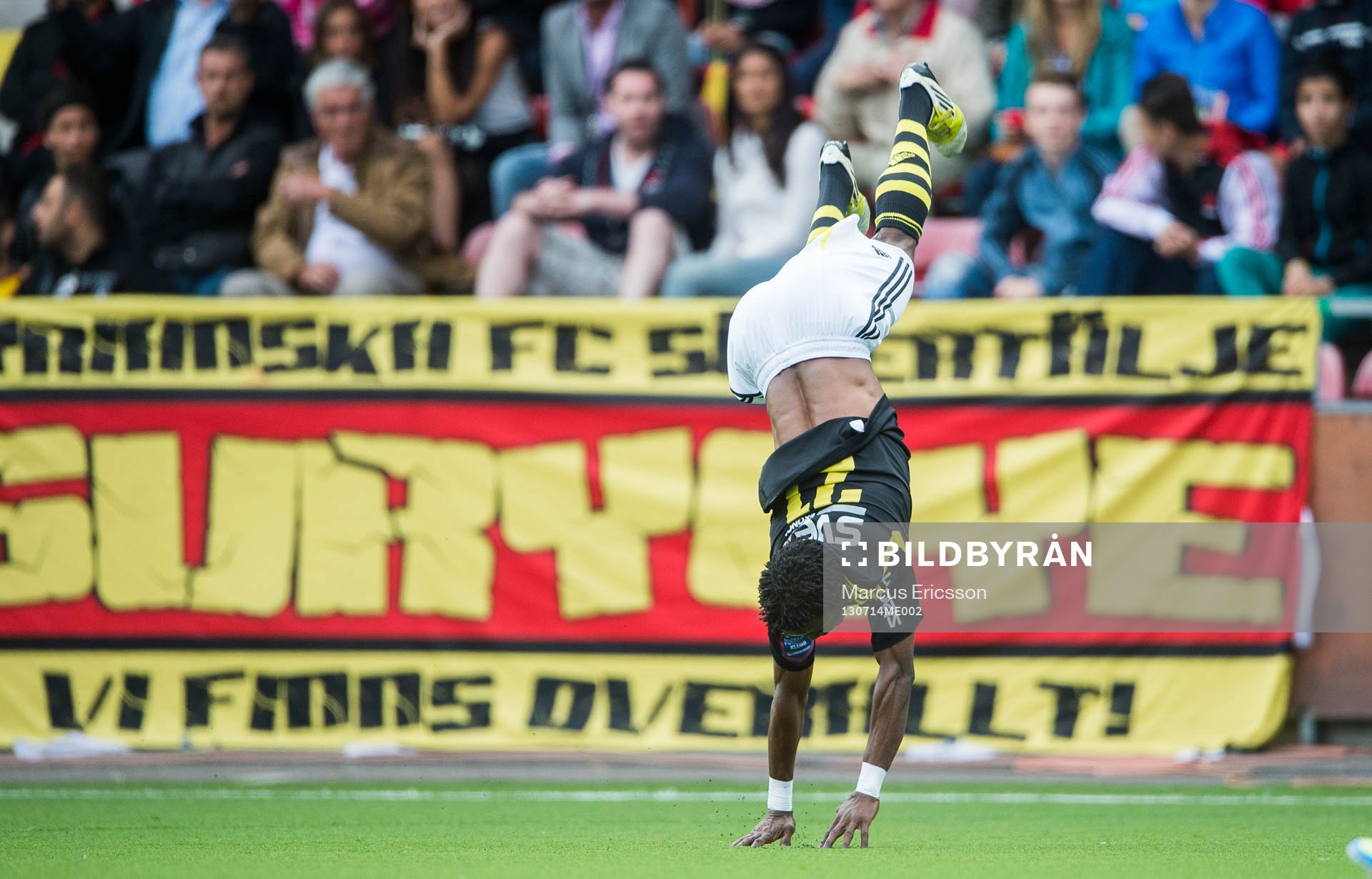 s Kennedy Igboananike firar sitt 1-0 mål i