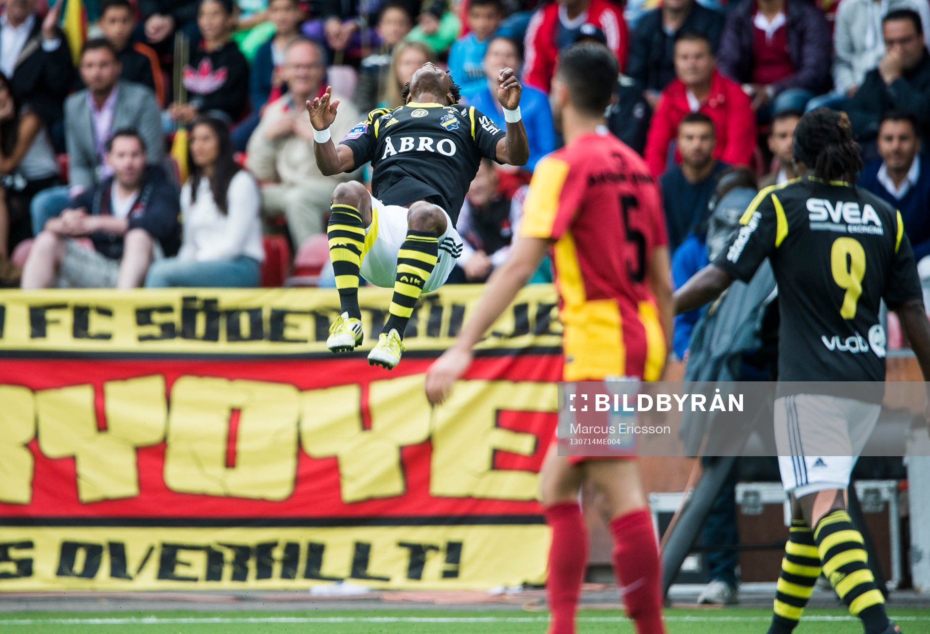 s Kennedy Igboananike firar sitt 1-0 mål i