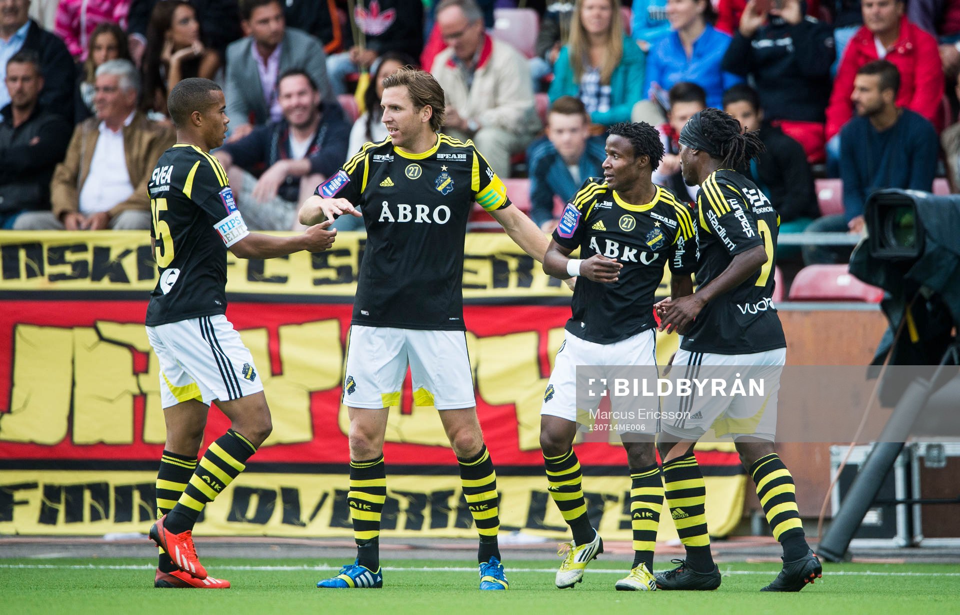 s Kennedy Igboananike firar sitt 1-0 mål tillsamman med