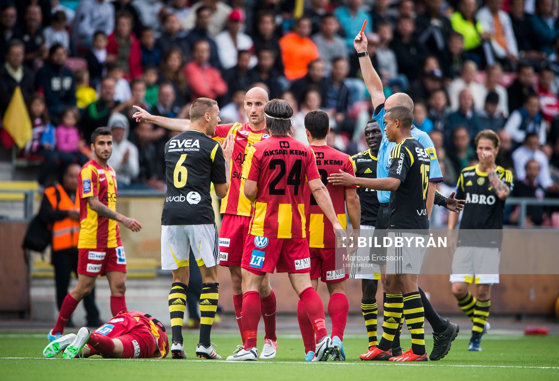AIK:s Alexander Milosevic får ett rött kort i den allsvenska matchen mellan Syrianska och AIK den 14 juli 2013 i Södertälje.