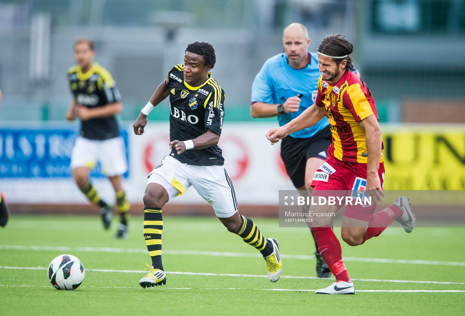 AIK:s Kennedy Igboananike och Syrianskas Haris Skenderovic  i den allsvenska matchen mellan Syrianska och AIK den 14 juli 2013 i Södertälje.