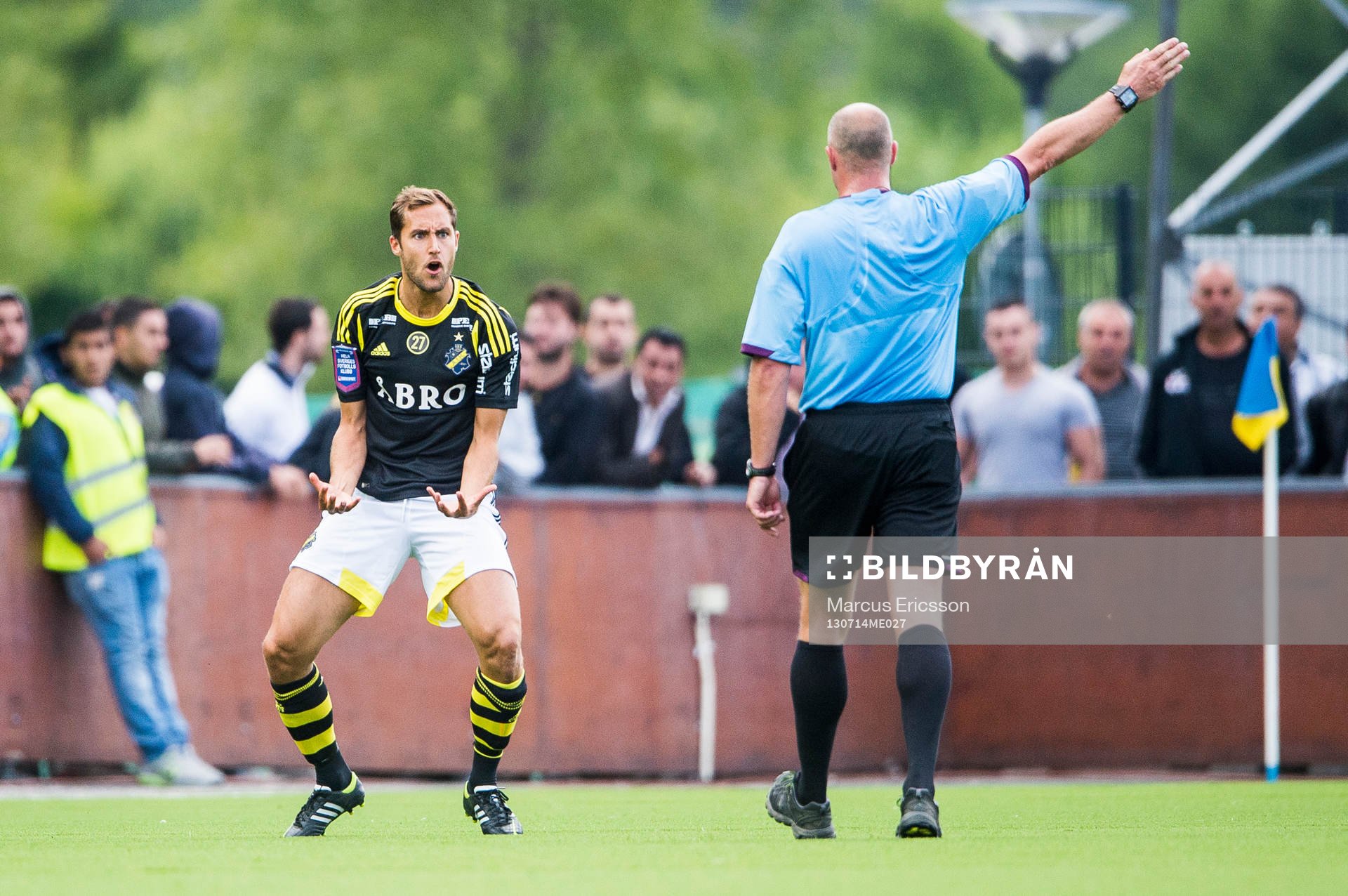s Niklas Backman håller inte med domaren Martin Hansson i