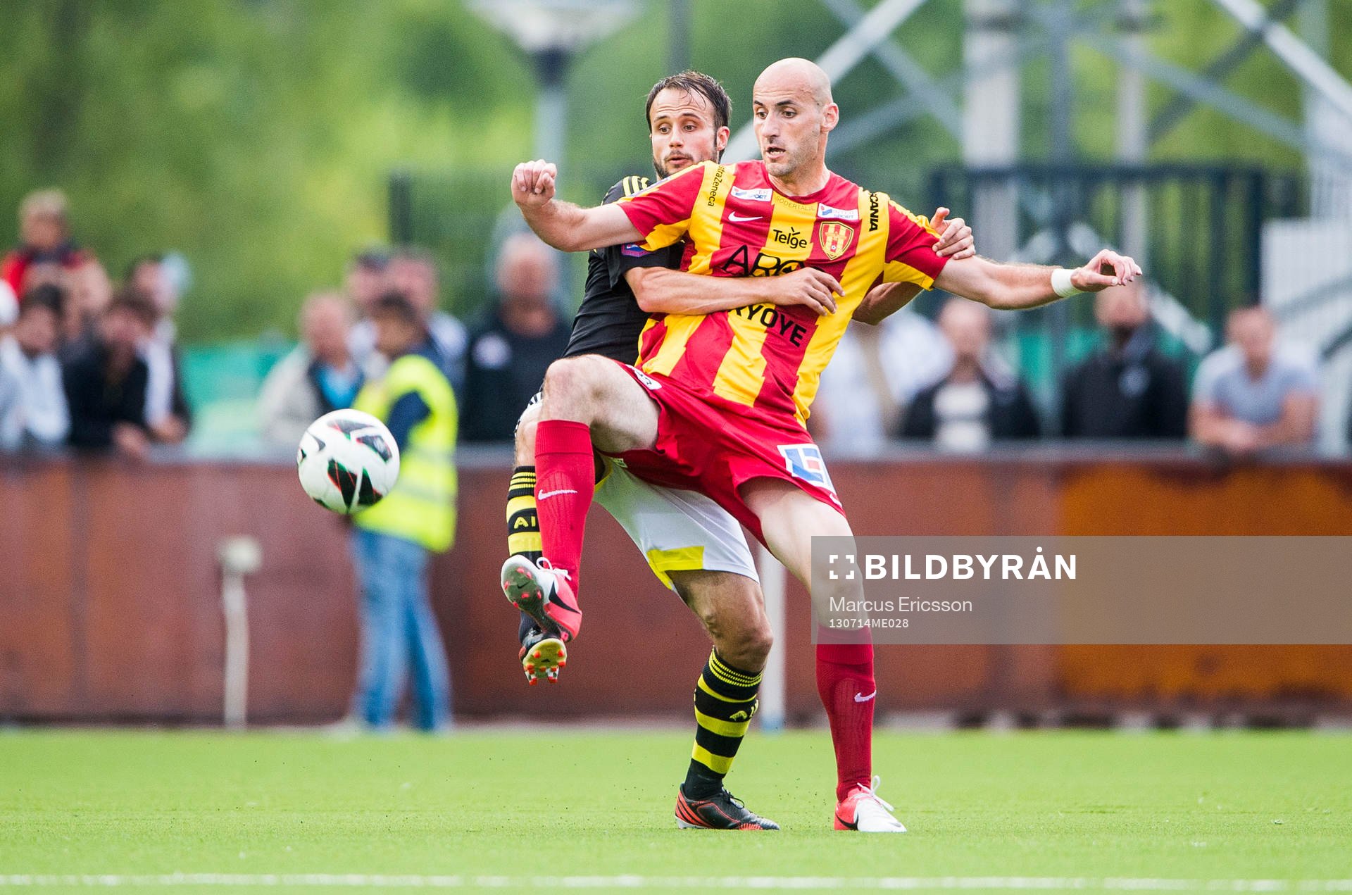 AIK:s Helgi Danielsson och Syrianskas Dinko Felic i den allsvenska matchen mellan Syrianska och AIK den 14 juli 2013 i Södertälje.