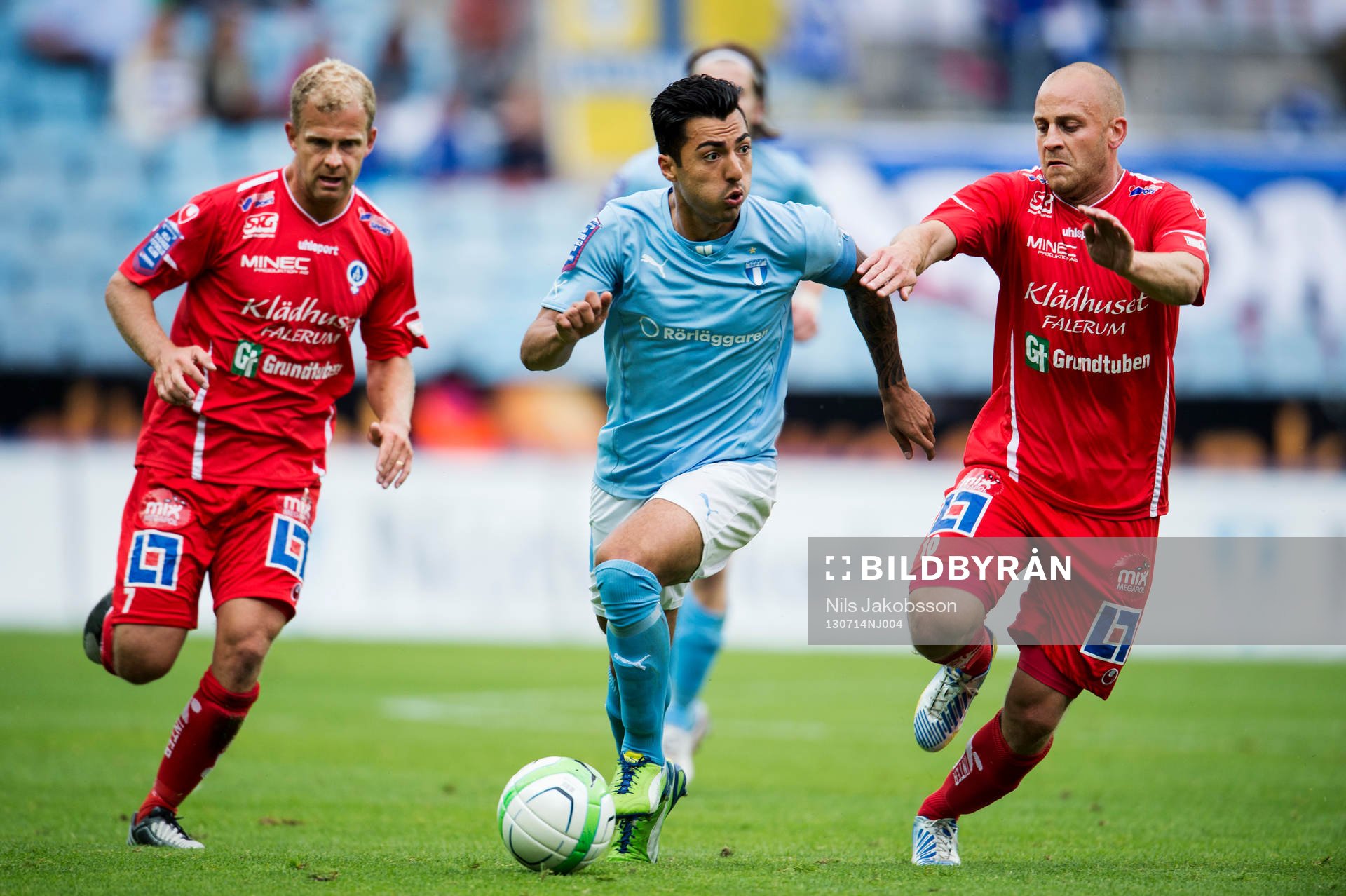Malmö FFs Jiloan Hamad springer emellan Åtvidabergs