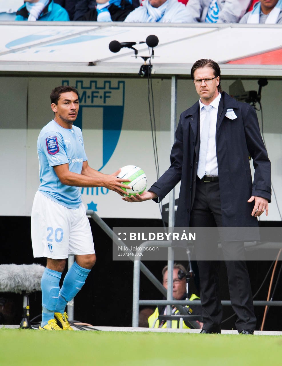 Malmö FFs Ricardo Ferreira Da Silva får bollen av Malmö