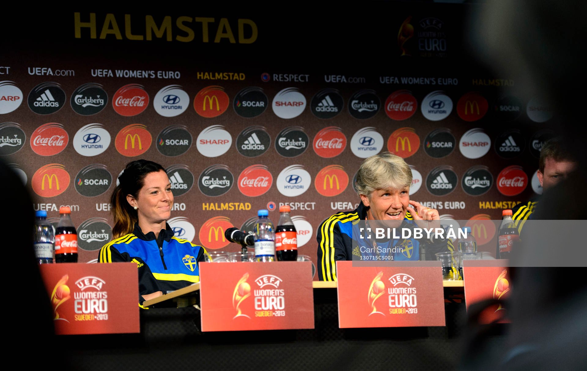 Sveriges förbundskapten Pia Sundhage visar hur nära en av