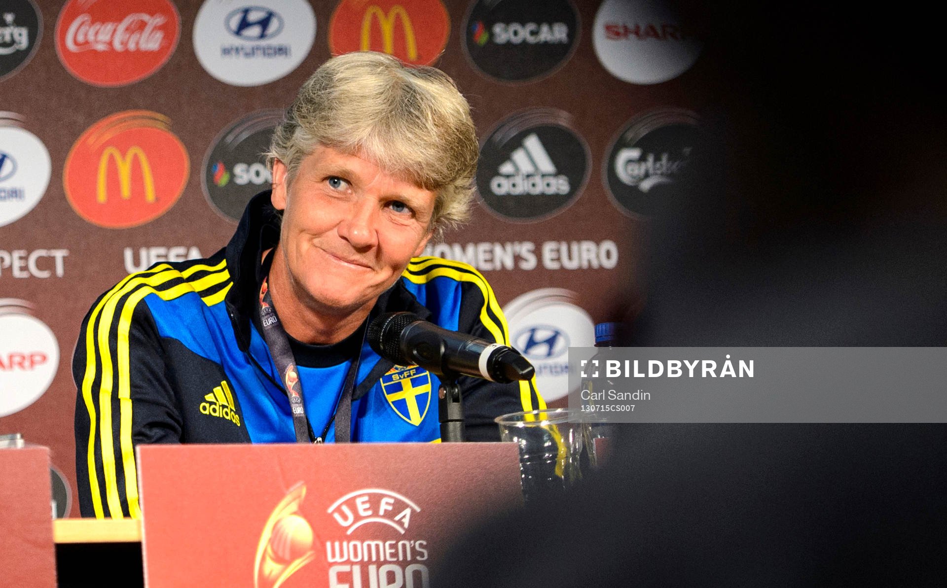 Sveriges förbundskapten Pia Sundhage ser lurig ut