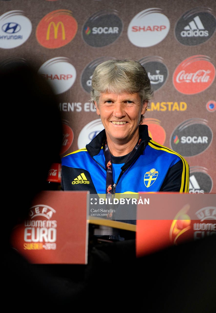 Sveriges förbundskapten Pia Sundhage ser glad ut