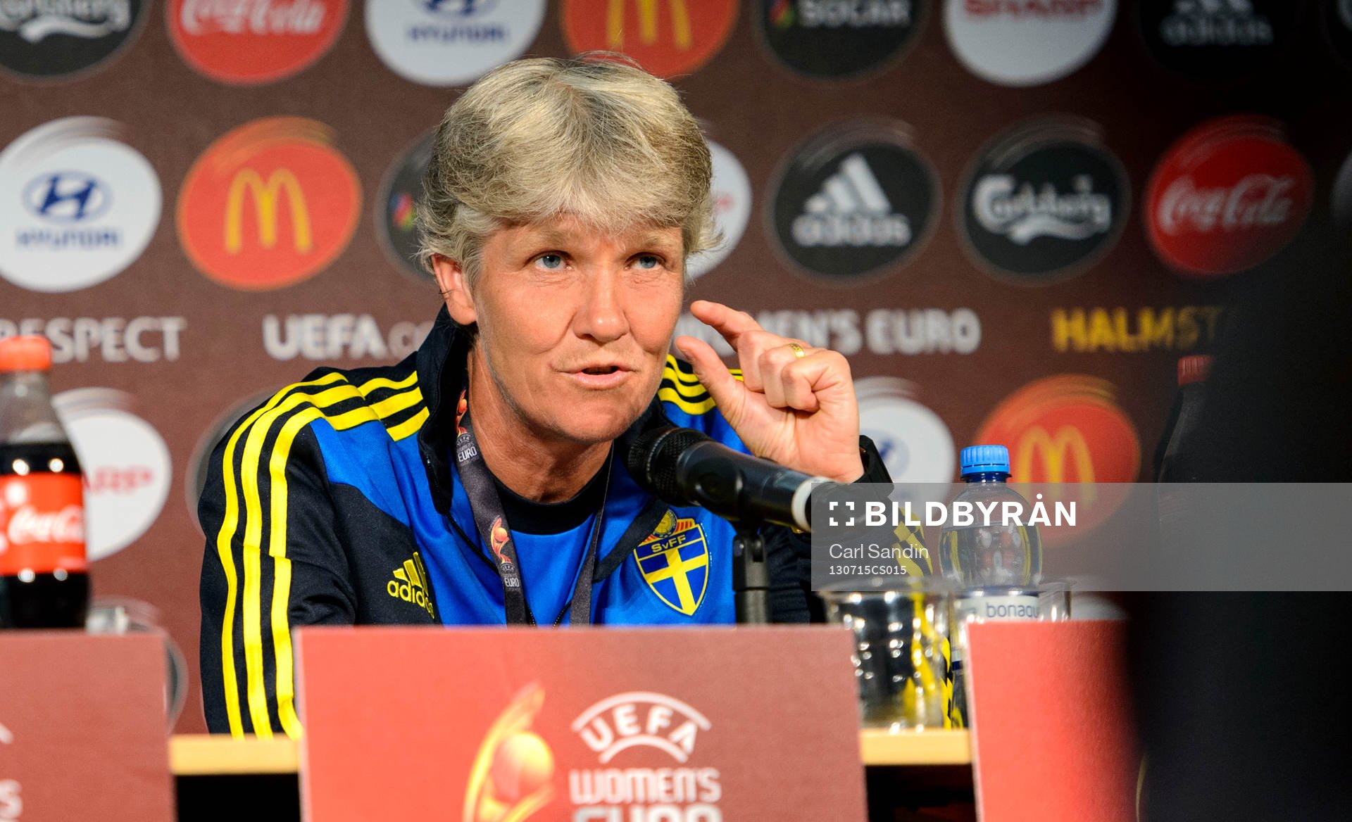 Sveriges förbundskapten Pia Sundhage visar hur nära en av