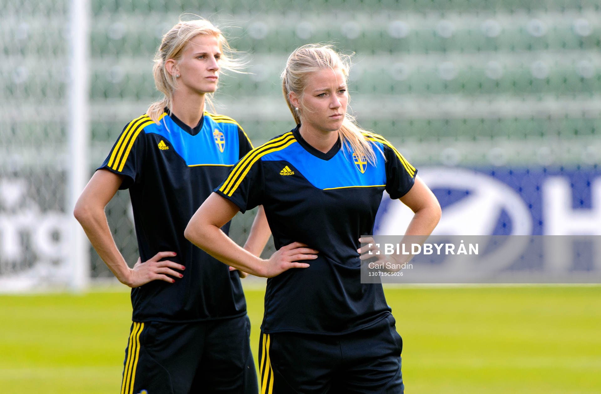 Sveriges Sofia Jakobsson och Jenny Hjohlman  under träningen inför matchen mot Italien i dam-EM 15 juli 2013 i Halmstad.