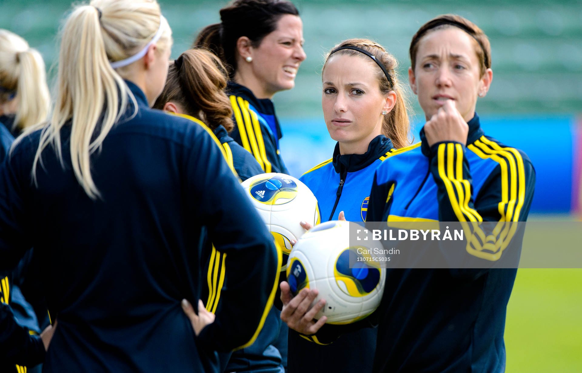 Sveriges Kosovare Asllani och Therese Sjögran ser