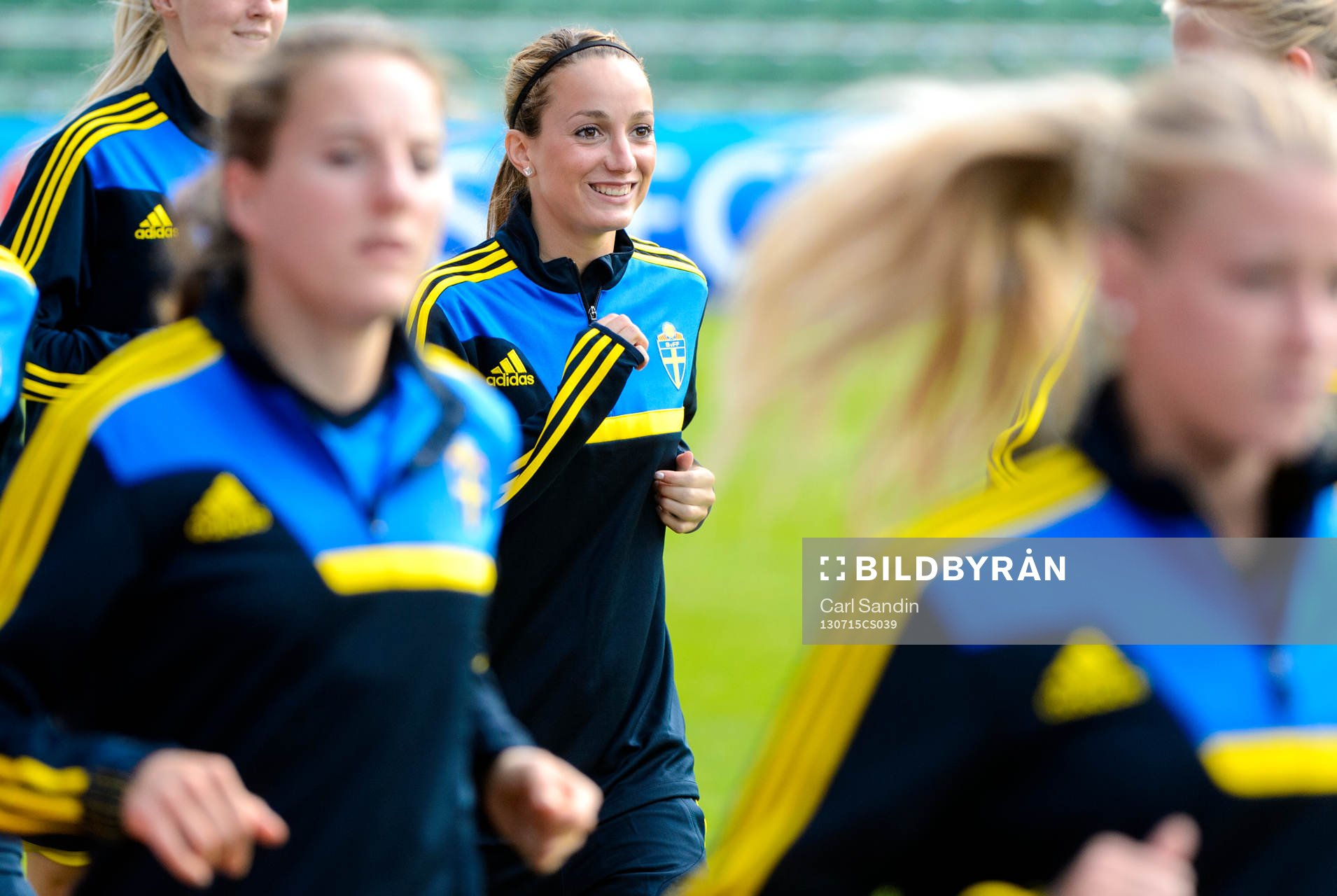 Sveriges Kosovare Asllani ser glad ut under träningen inför matchen mot Italien i dam-EM 15 juli 2013 i Halmstad.