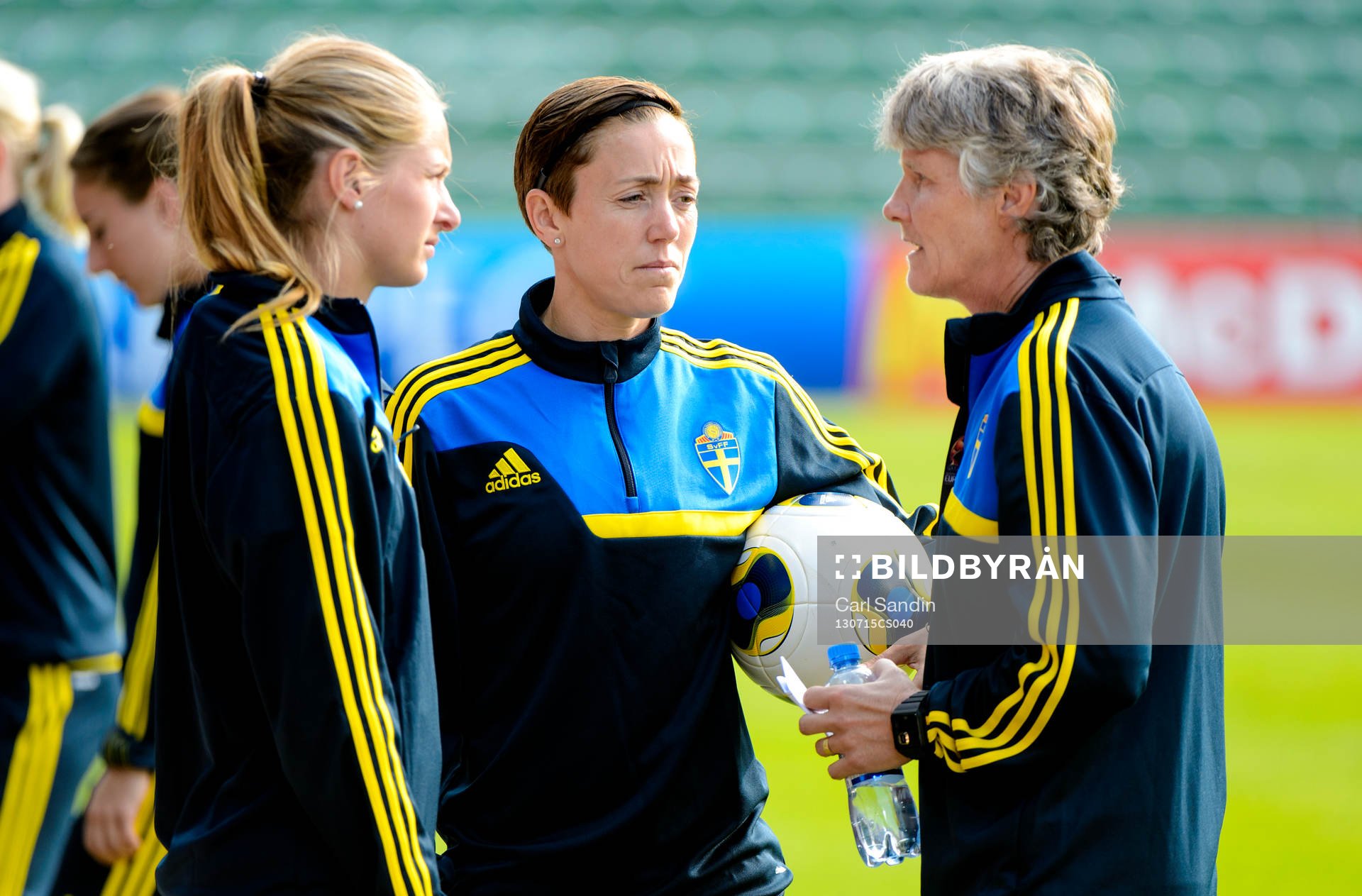 Sveriges Emmelie Konradsson och Therese Sjögran pratar med