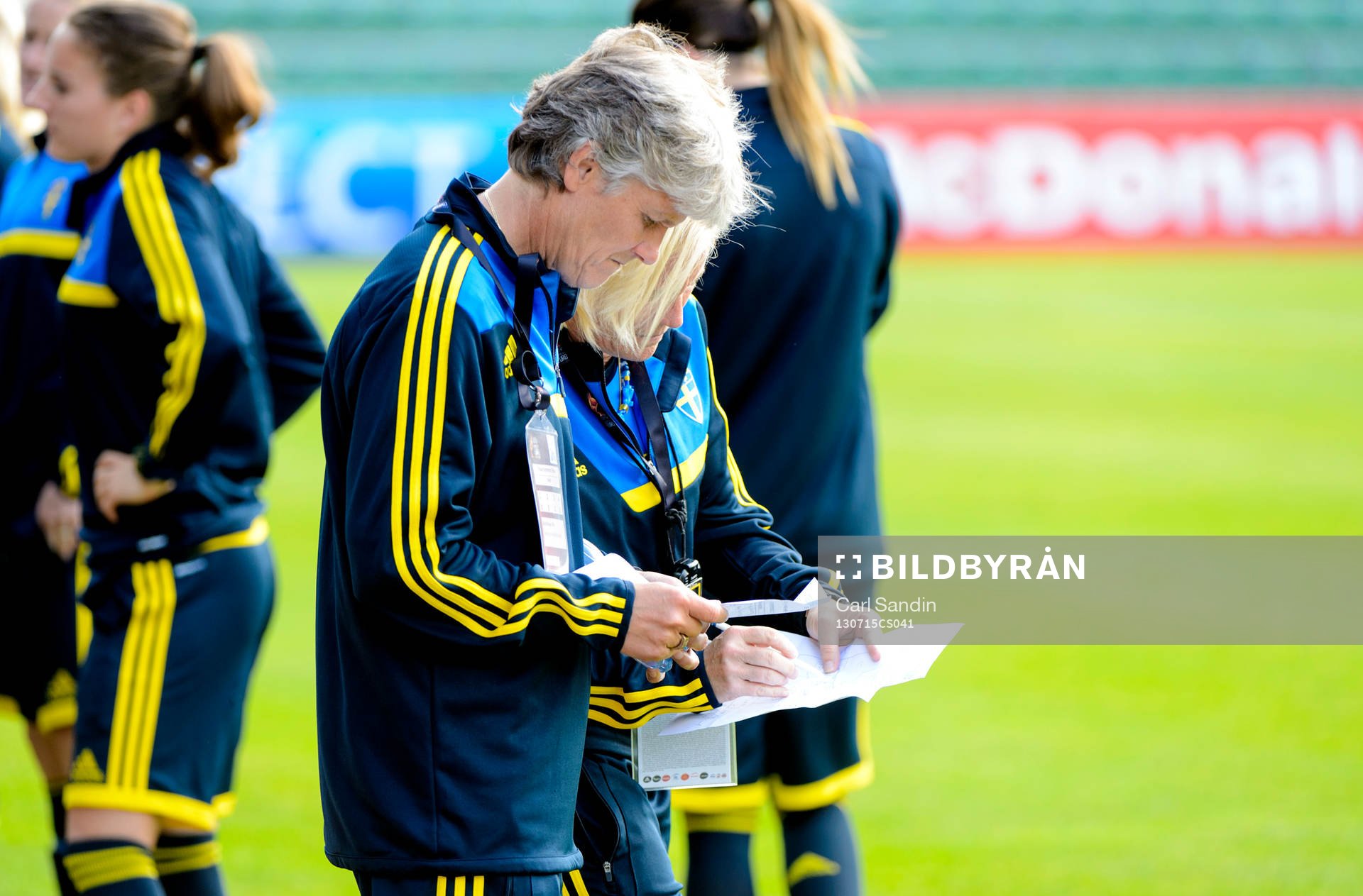 Sveriges förbundskapten Pia Sundhage och assisterande