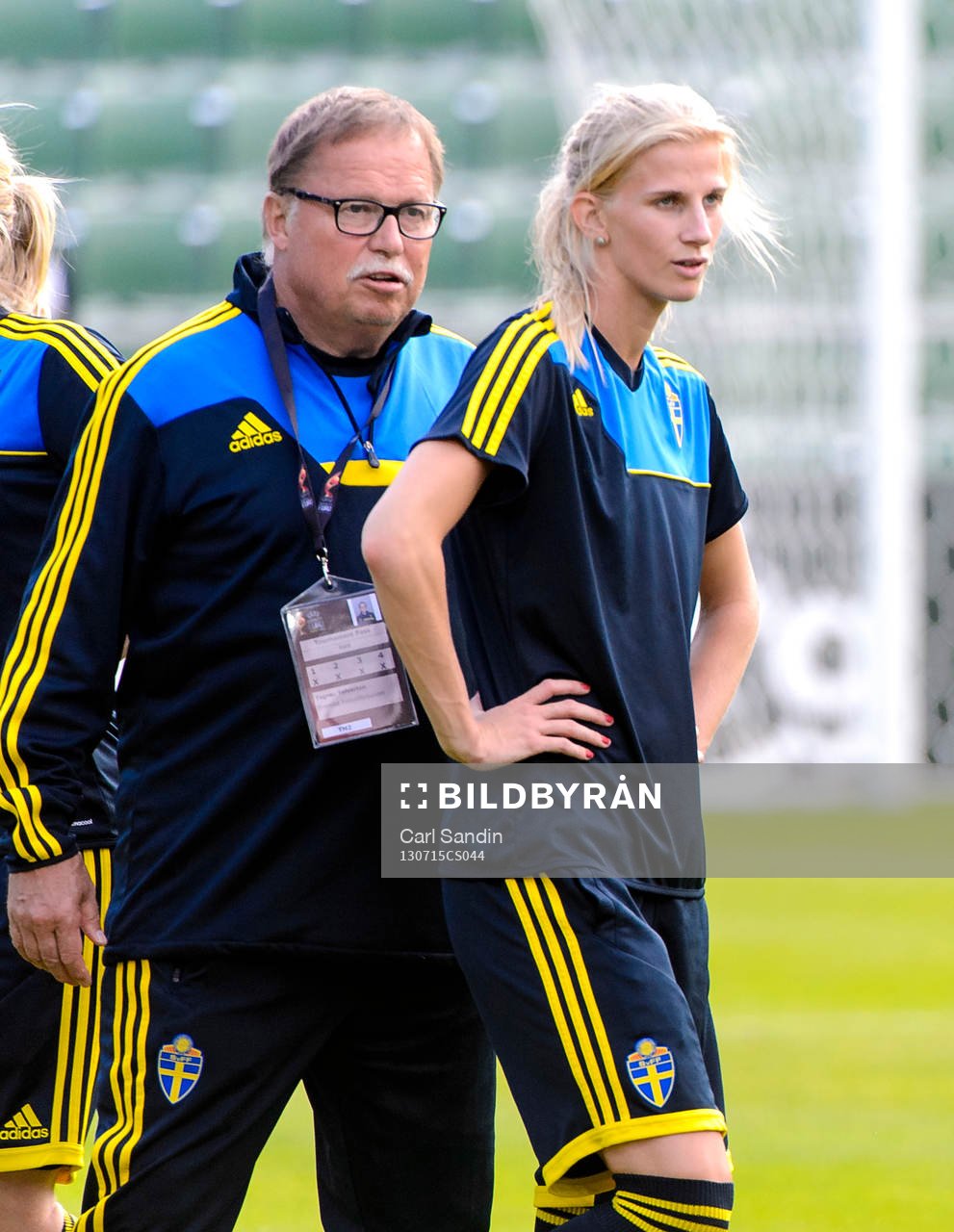 Sveriges läkare Yelverton Tegner och Sofia Jakobsson under träningen inför matchen mot Italien i dam-EM 15 juli 2013 i Halmstad.