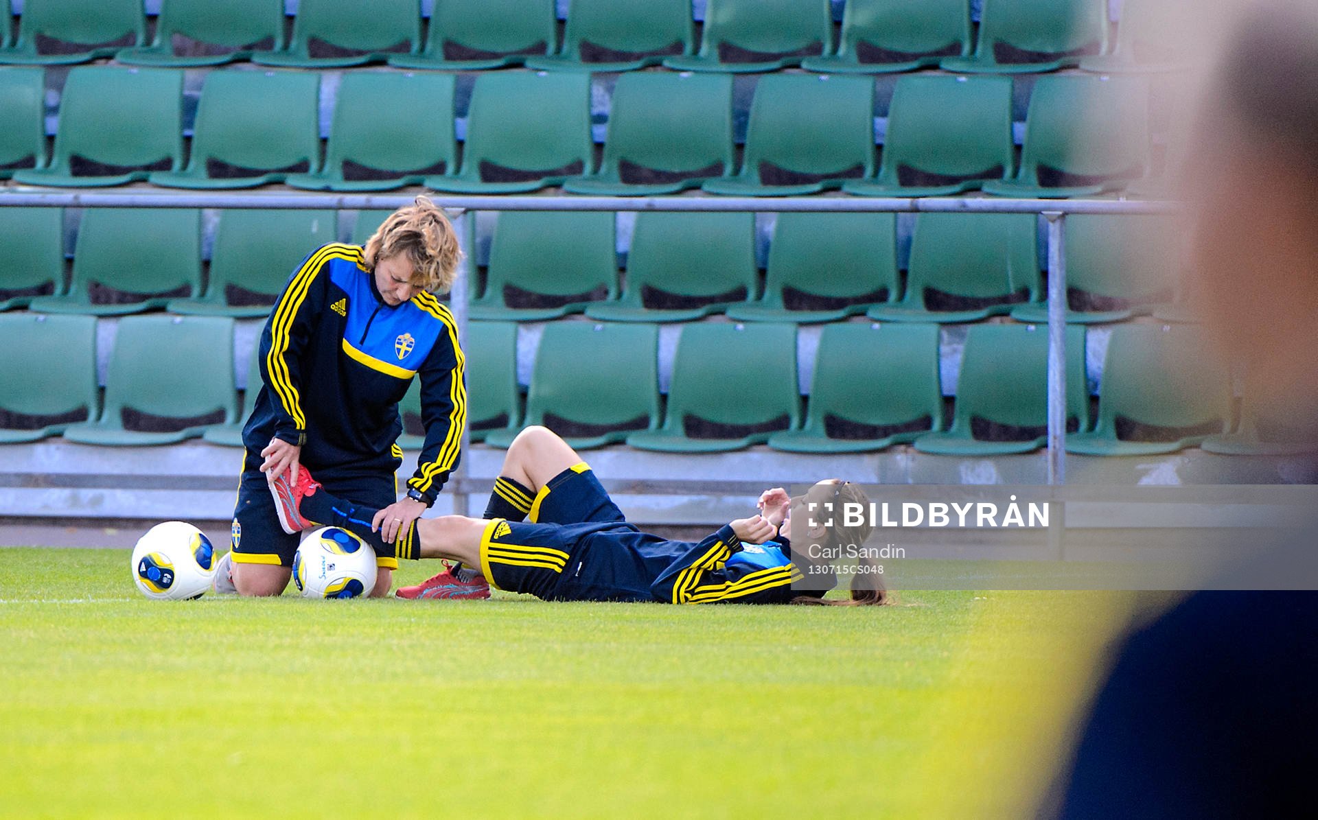 Sveriges Kosovare Asllani (h) får behandling av sin
