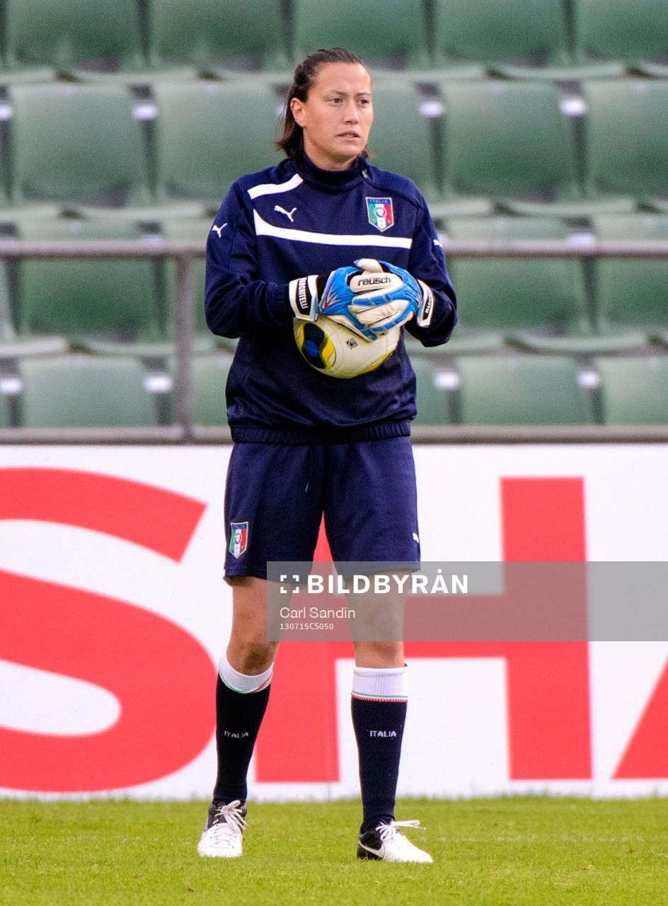 Italiens målvakt Chiara Marchitelli håller bollen under träningen inför matchen mot Sverige i dam-EM 15 juli 2013 i Halmstad.