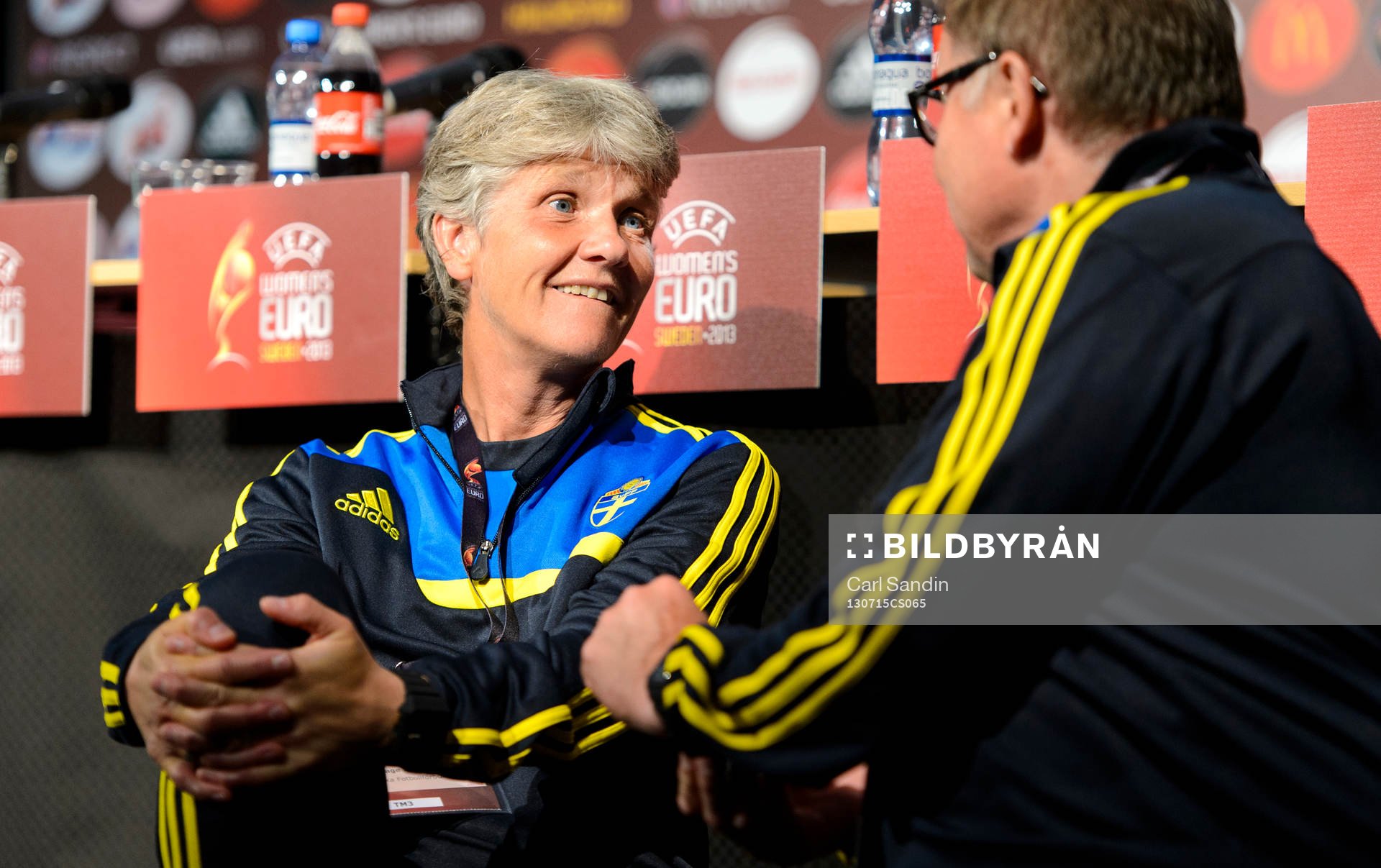 Sveriges förbundskapten Pia Sundhage pratar med läkare