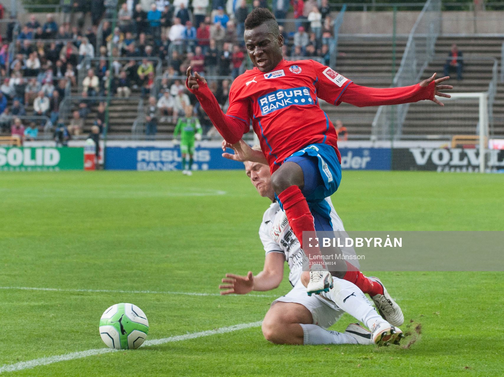 Fotboll, allsvenskan, Helsingborg - Öster: Upphovet till 2-0, David Accam, Helsingborg, fälls bryskt precis utanför straffområdet i den allsvenska matchen mellan Helsingborg och Öster.