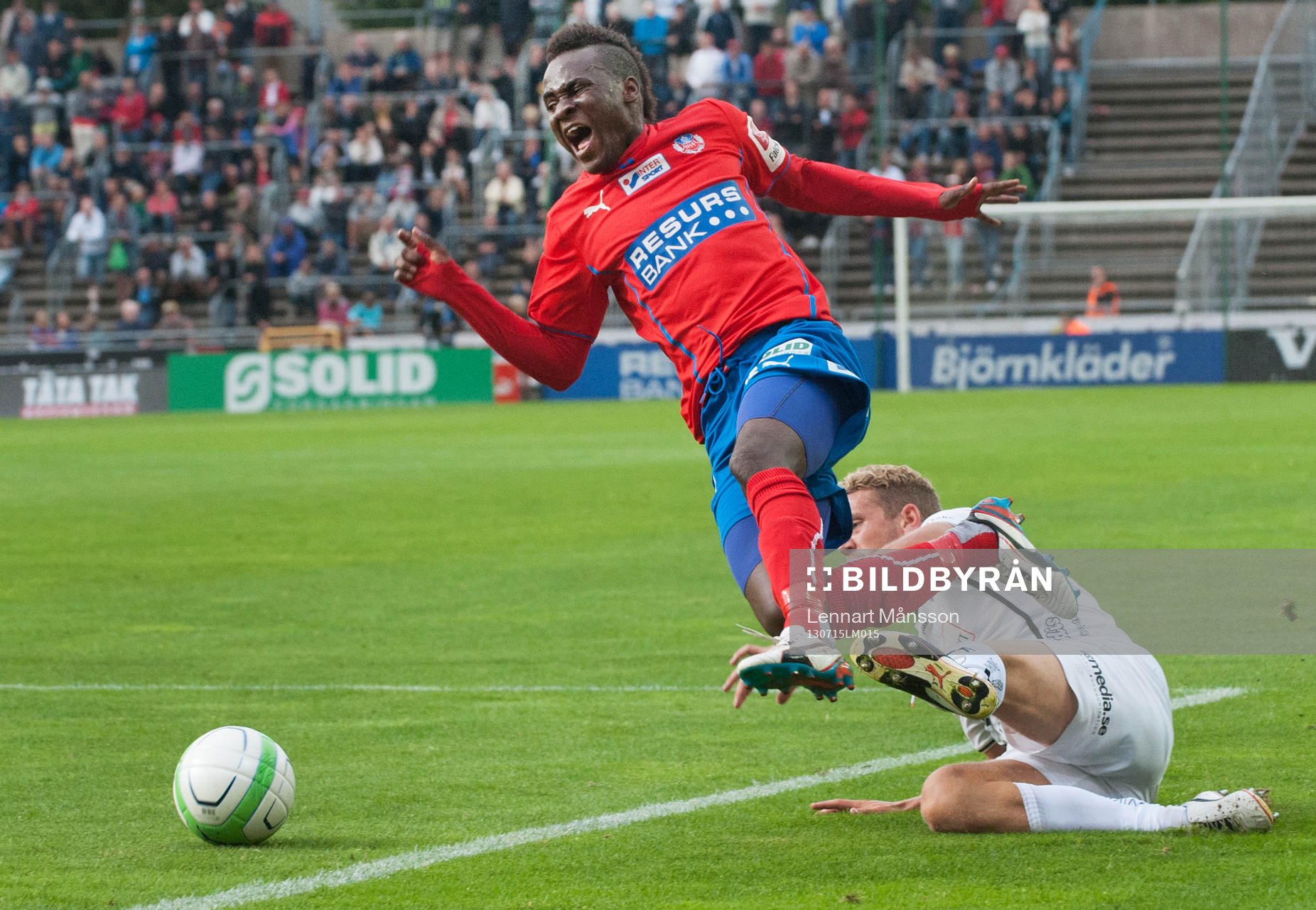 Fotboll, allsvenskan, Helsingborg - Öster: Upphovet till 2-0, David Accam, Helsingborg, fälls bryskt precis utanför straffområdet av Stefan Karlsson och det blir frispark i mål i den allsvenska matchen mellan Helsingborg och Öster.