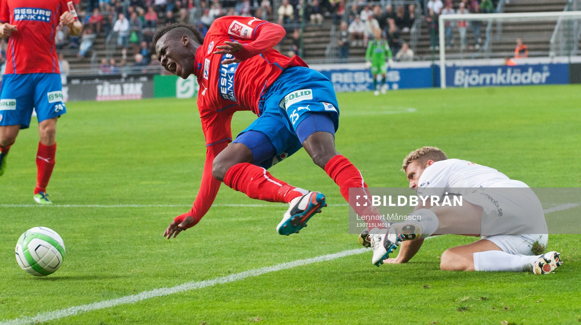Fotboll, allsvenskan, Helsingborg - Öster: Upphovet till 2-0, David Accam, Helsingborg, fälls bryskt precis utanför straffområdet av Stefan Karlsson och det blir frispark i mål i den allsvenska matchen mellan Helsingborg och Öster.