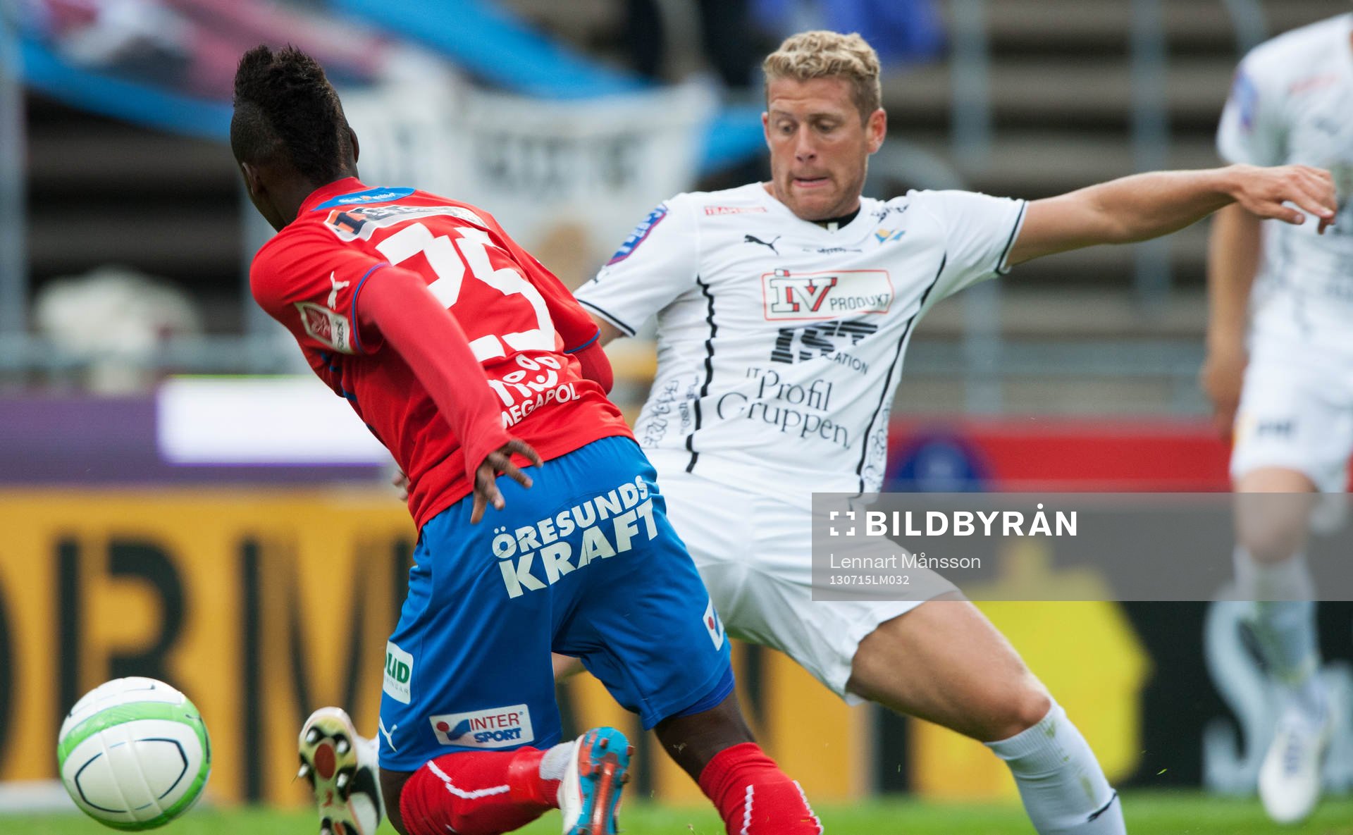 Helsingborgs David Accam mot Östers Stefan Karlsson, i