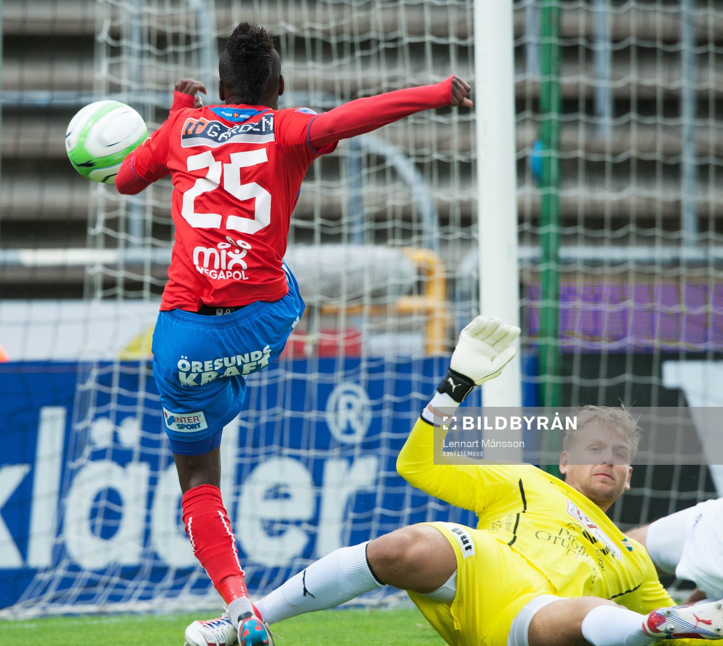 Helsingborgs David Accam fri med Östers Alexander Nadj, i